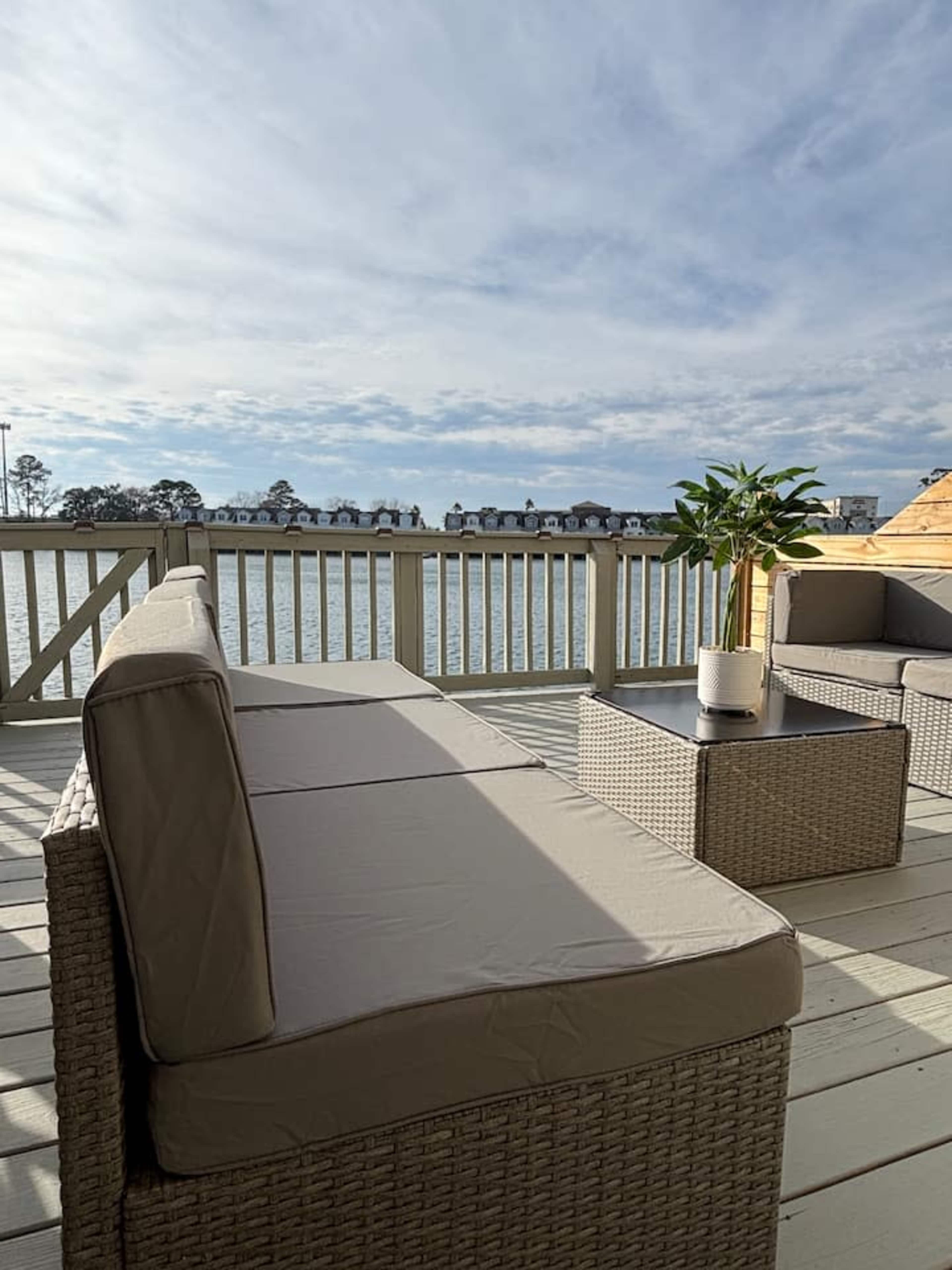 Stylish Comfort Waterfront Oasis - Spacious Patio with Sunset Views & Natural Light Image in North Charleston, North Charleston, SC