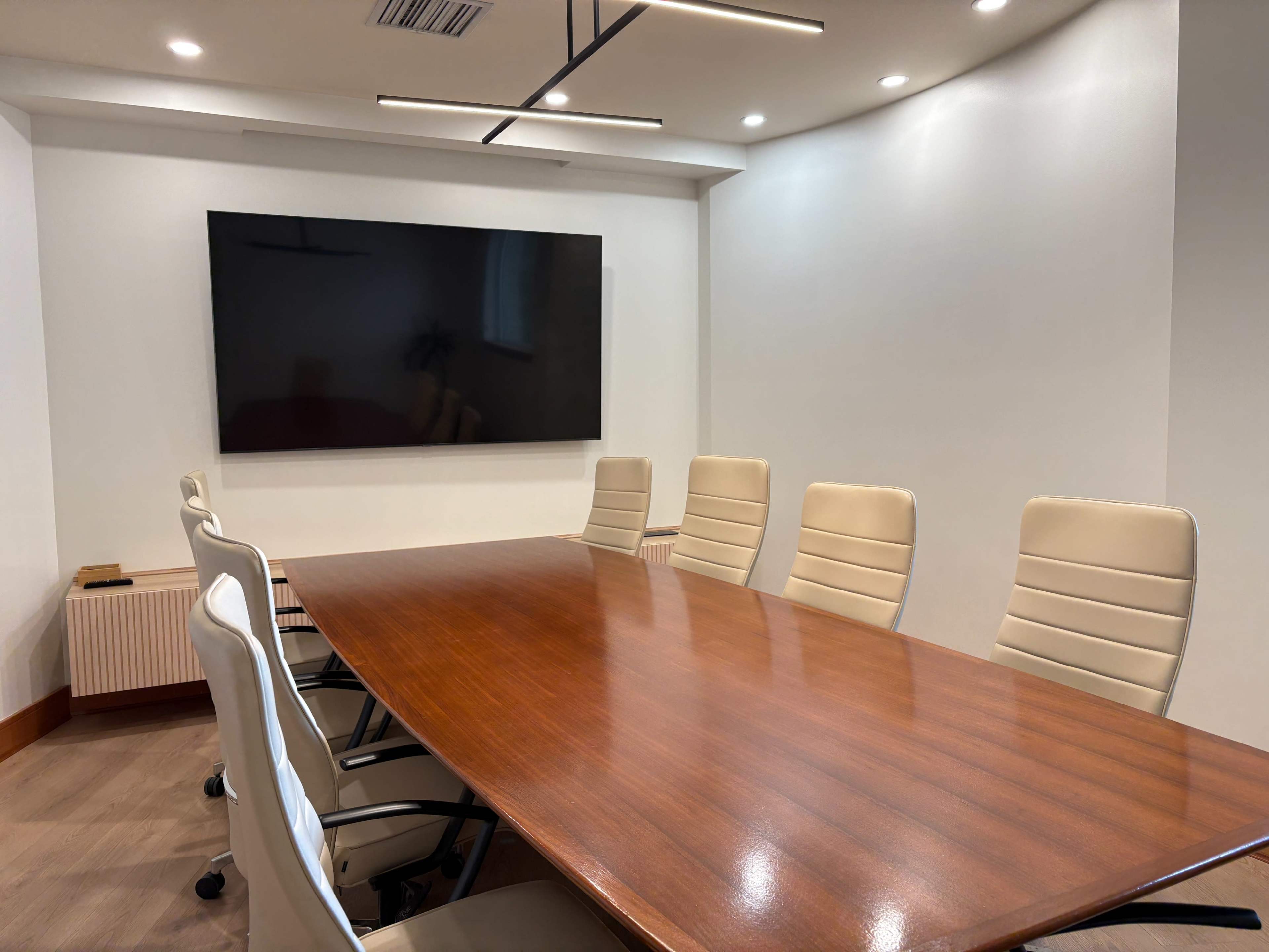 Bright Dundarave Boardroom for up to 10 Image in West Vancouver, West Vancouver, BC