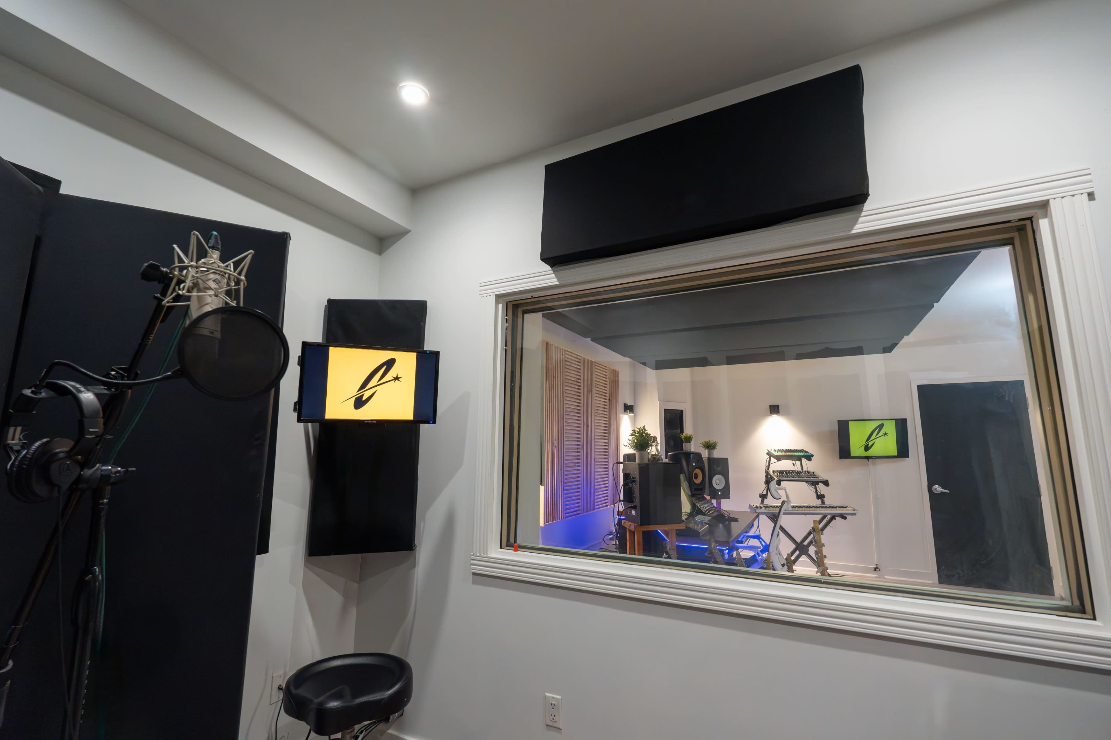 Urban Unit with Acoustically Treated Studio & Content Creation Facility Image in Woodbridge, vaughan, ON