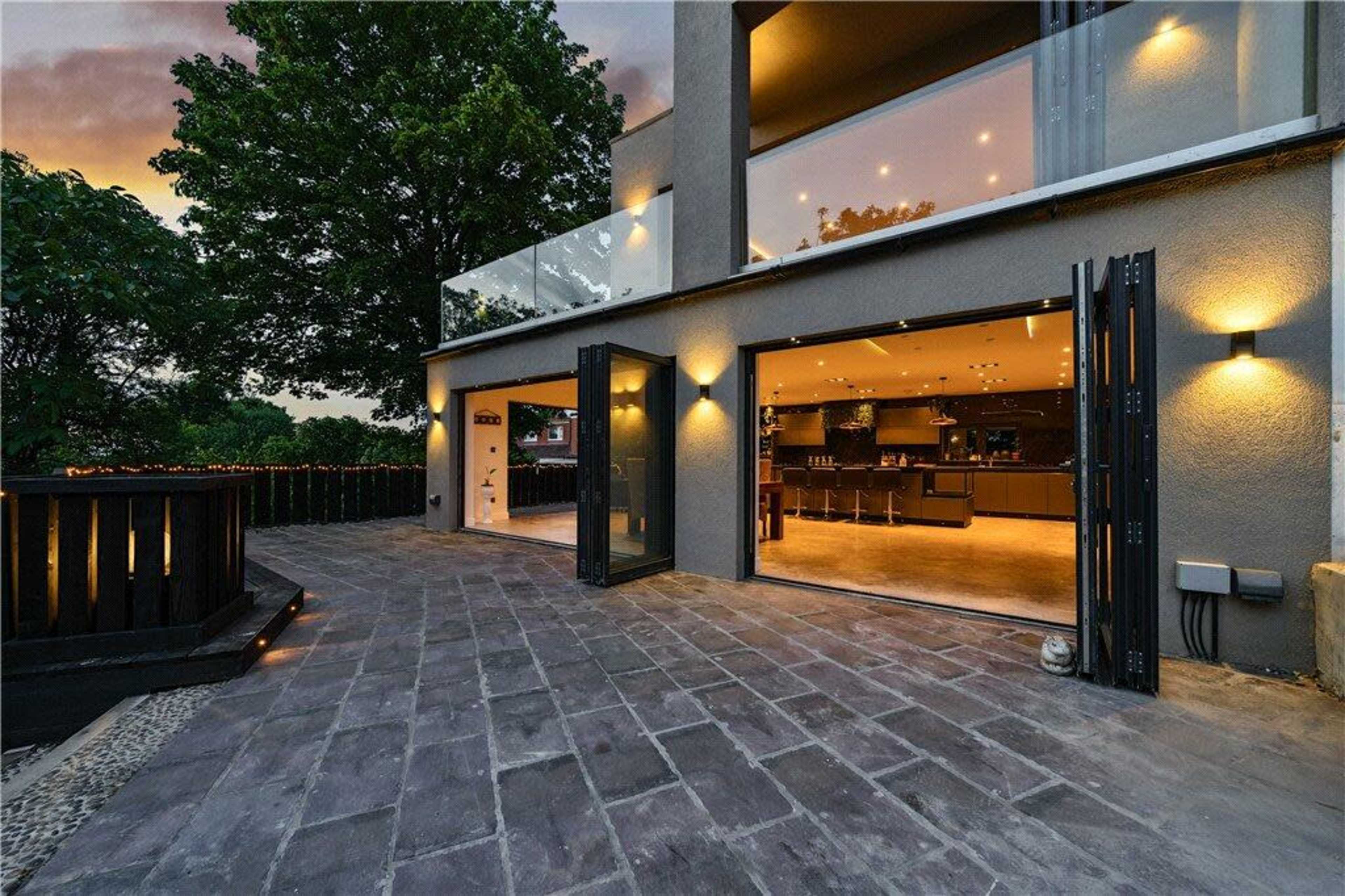 London villa with garden and skyline views, hot tub and sauna Image in Belvedere, London, ENG