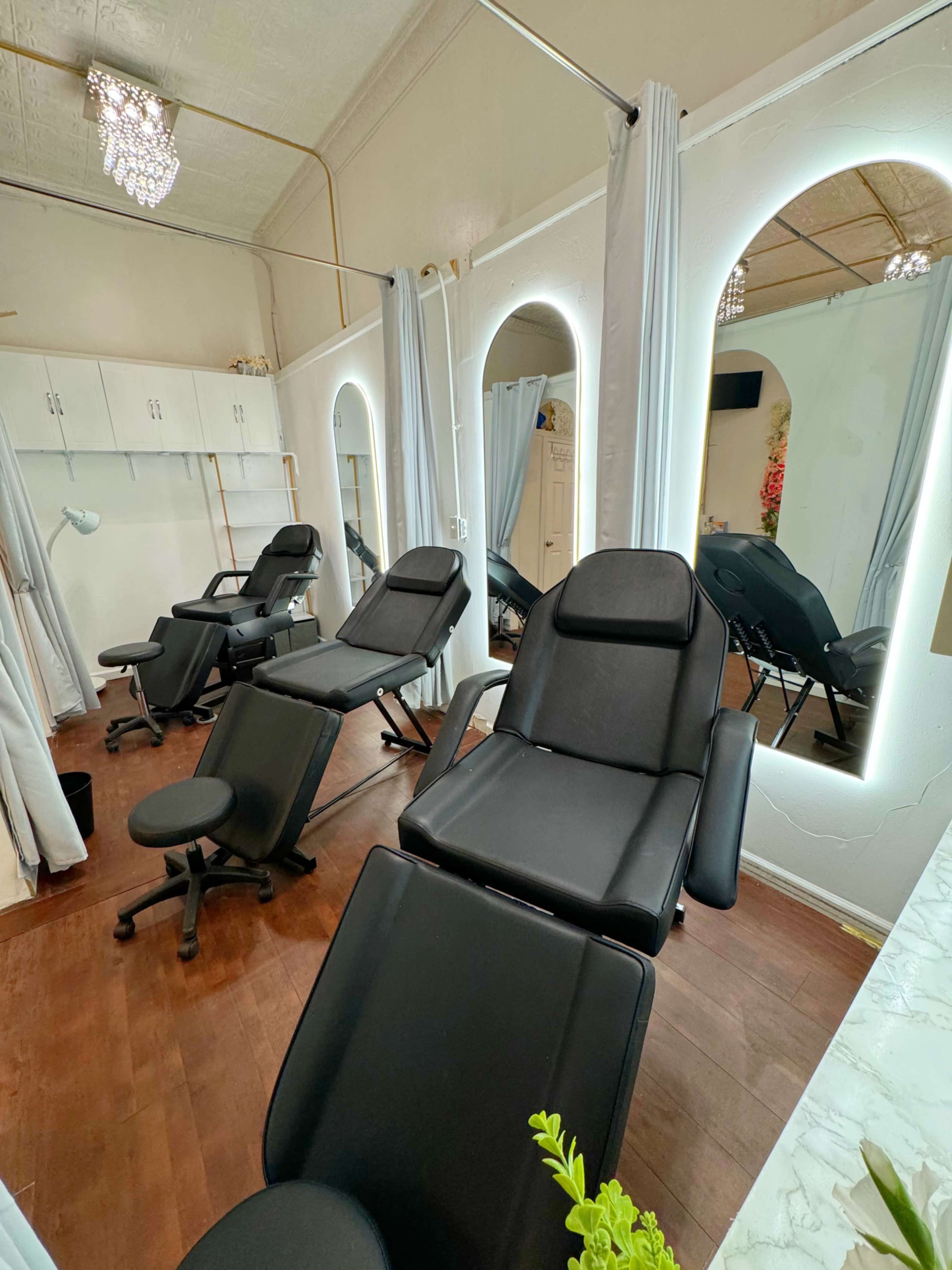 Beauty Bar with Private Open Layout Image in Bellerose Terrace, Floral Park, NY