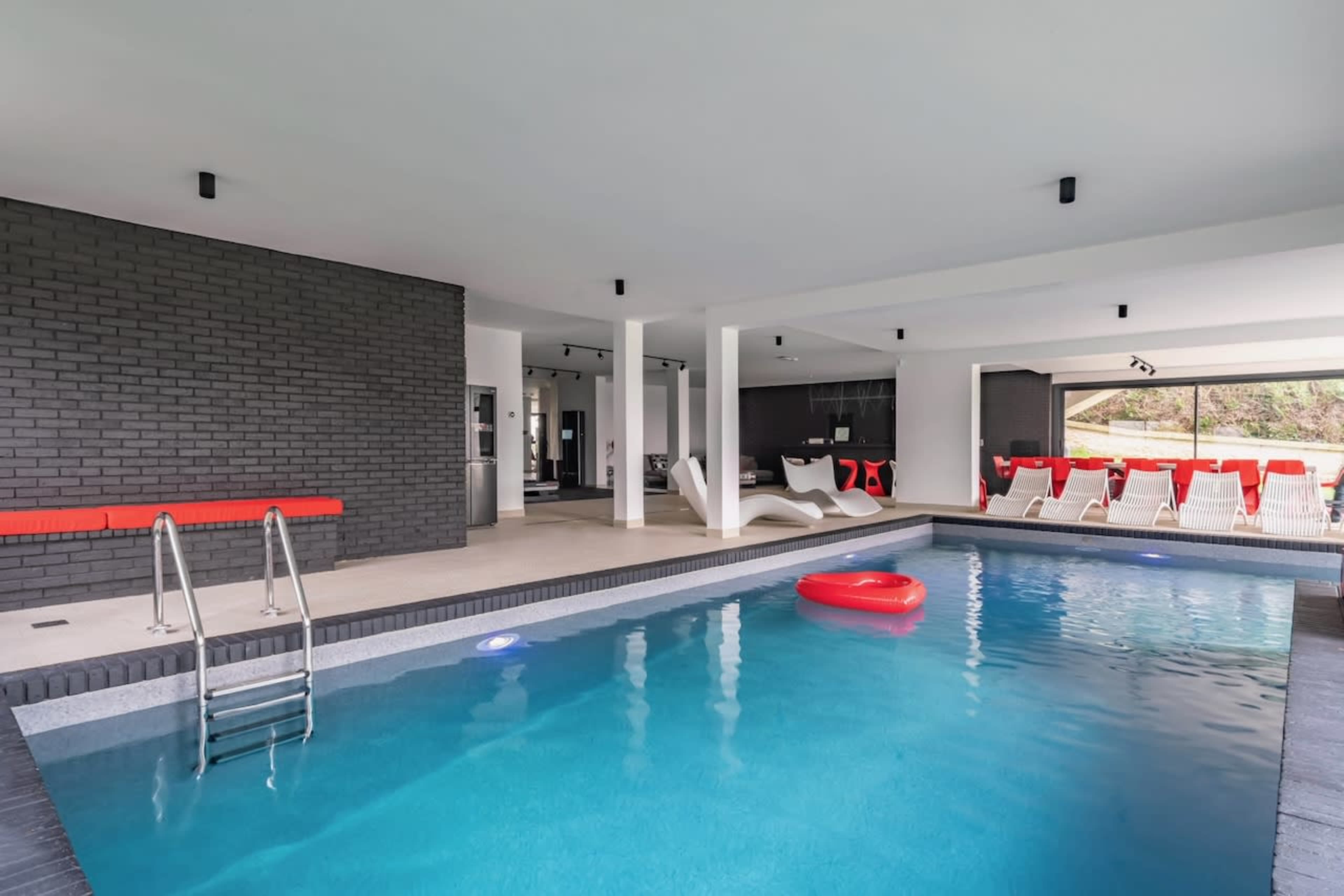 Magnifique Piscine couverte et chauffée avec espace privatif Image dans Centre, Montmorency, 