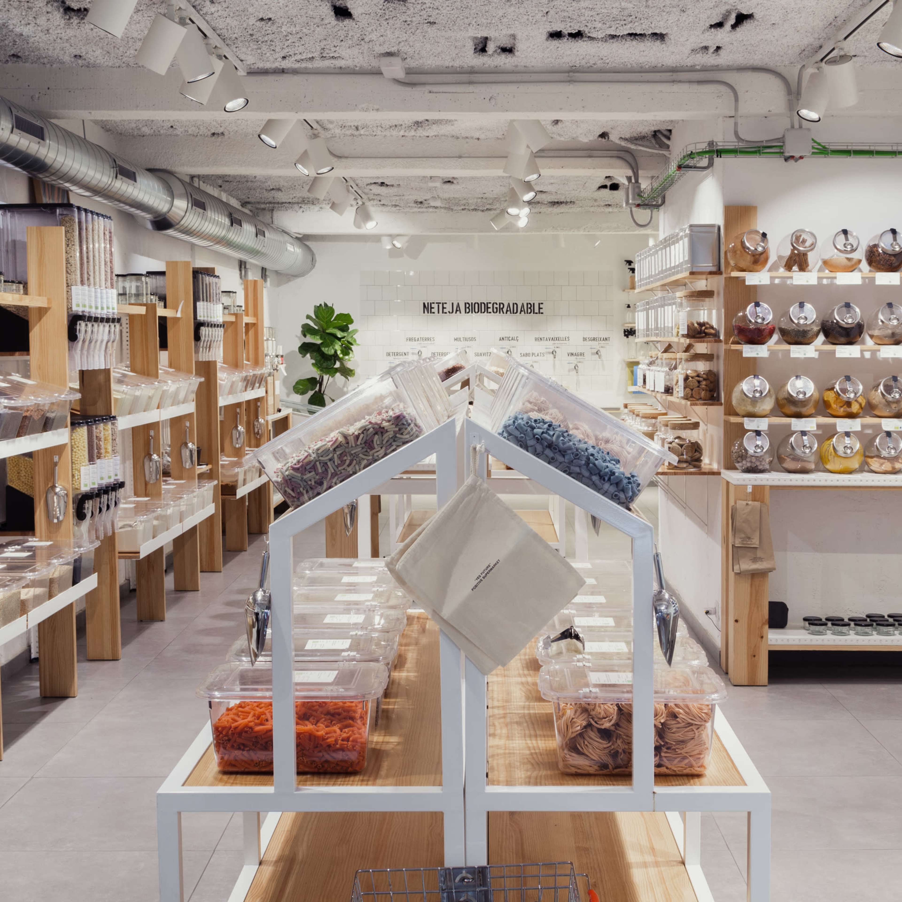 Supermercado a granel, centrico con estética moderna y minimalista, con toque industrial. Image in Sant Antoni, Barcelona, B