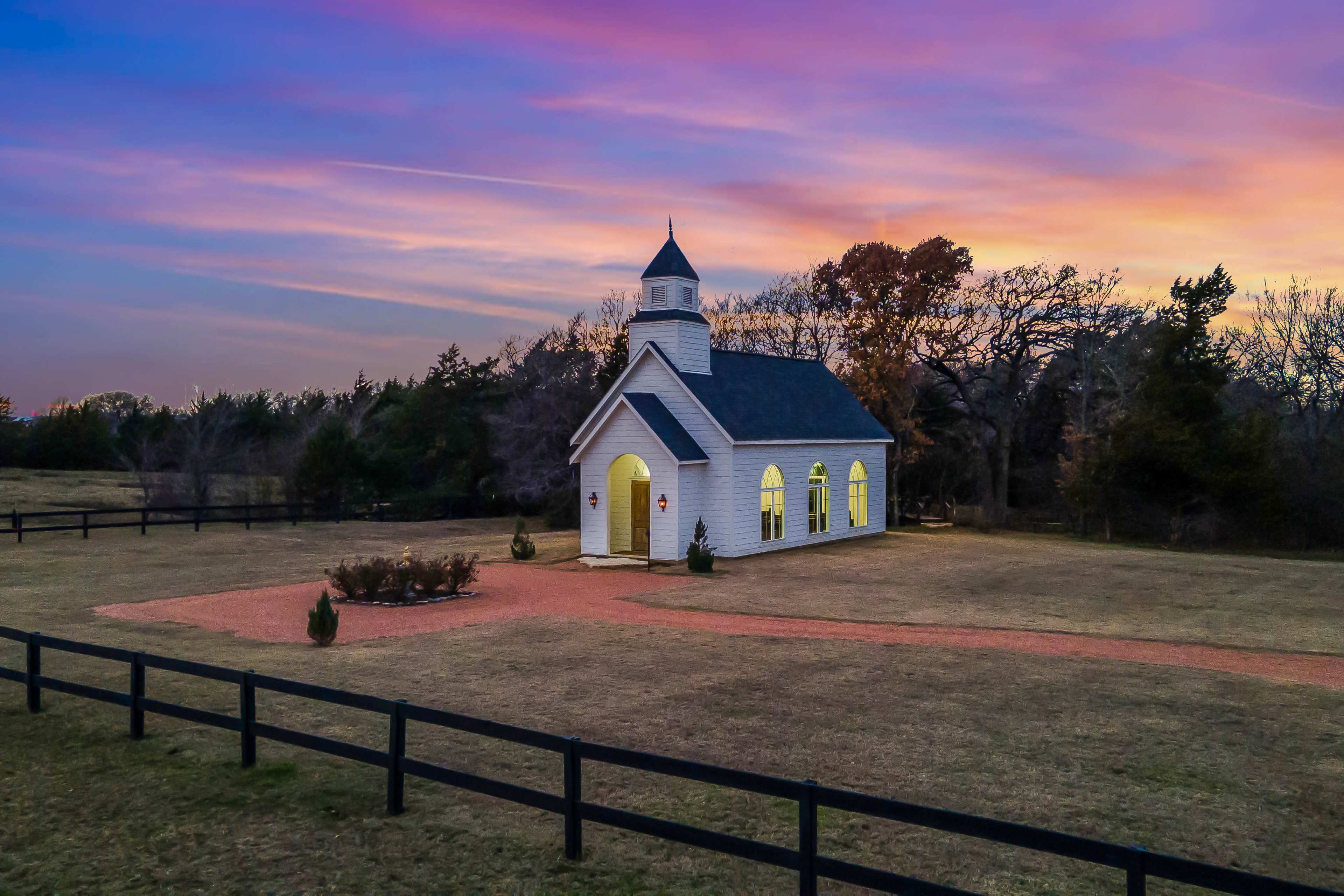 Modern Luxury Farm Venue in the Countryside - The Canopy Gold Image in , Whitesboro, TX