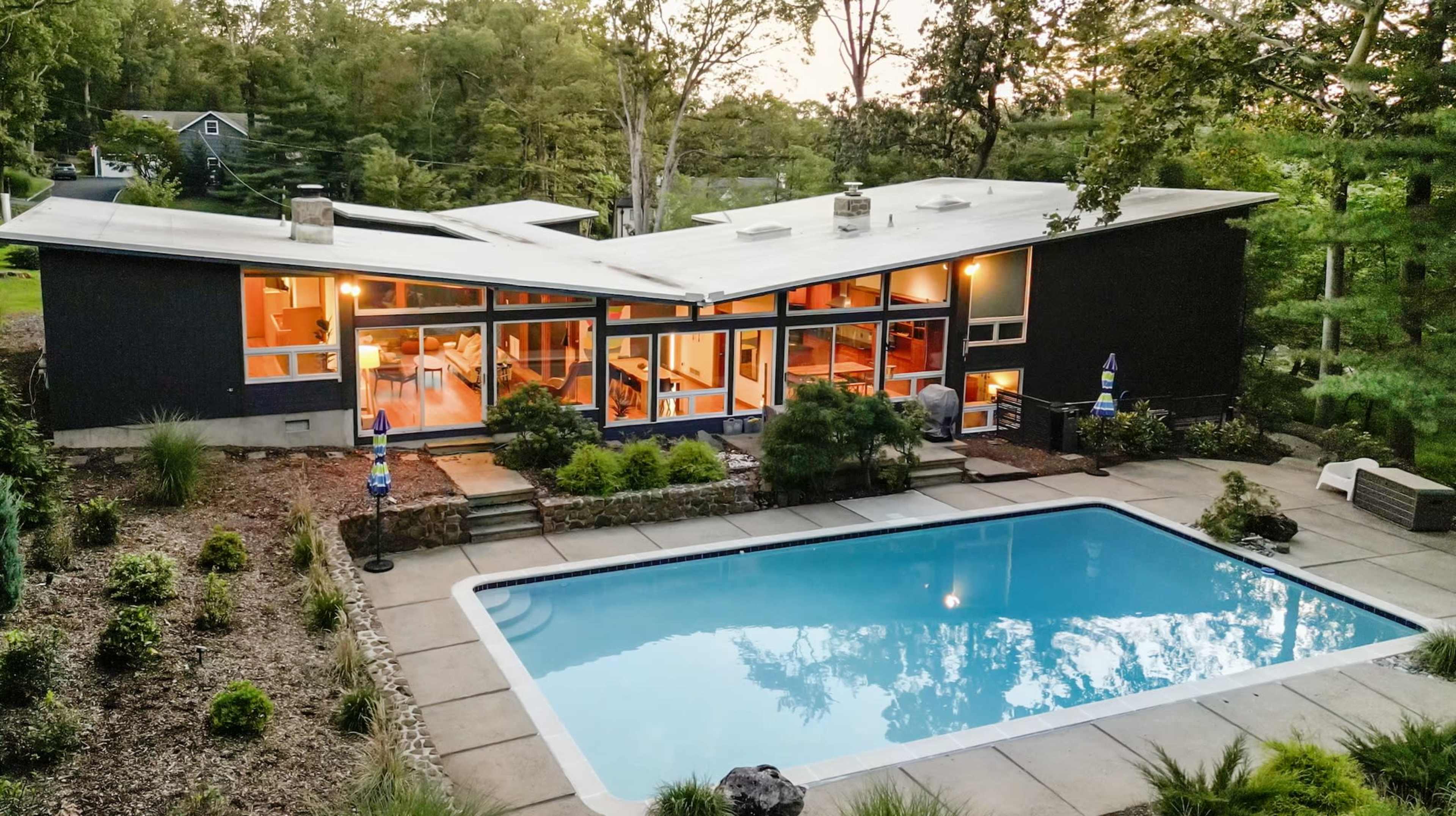 Mid-Century Modern Gem Just 29 Miles from NYC Image in Watchung, Watchung, NJ