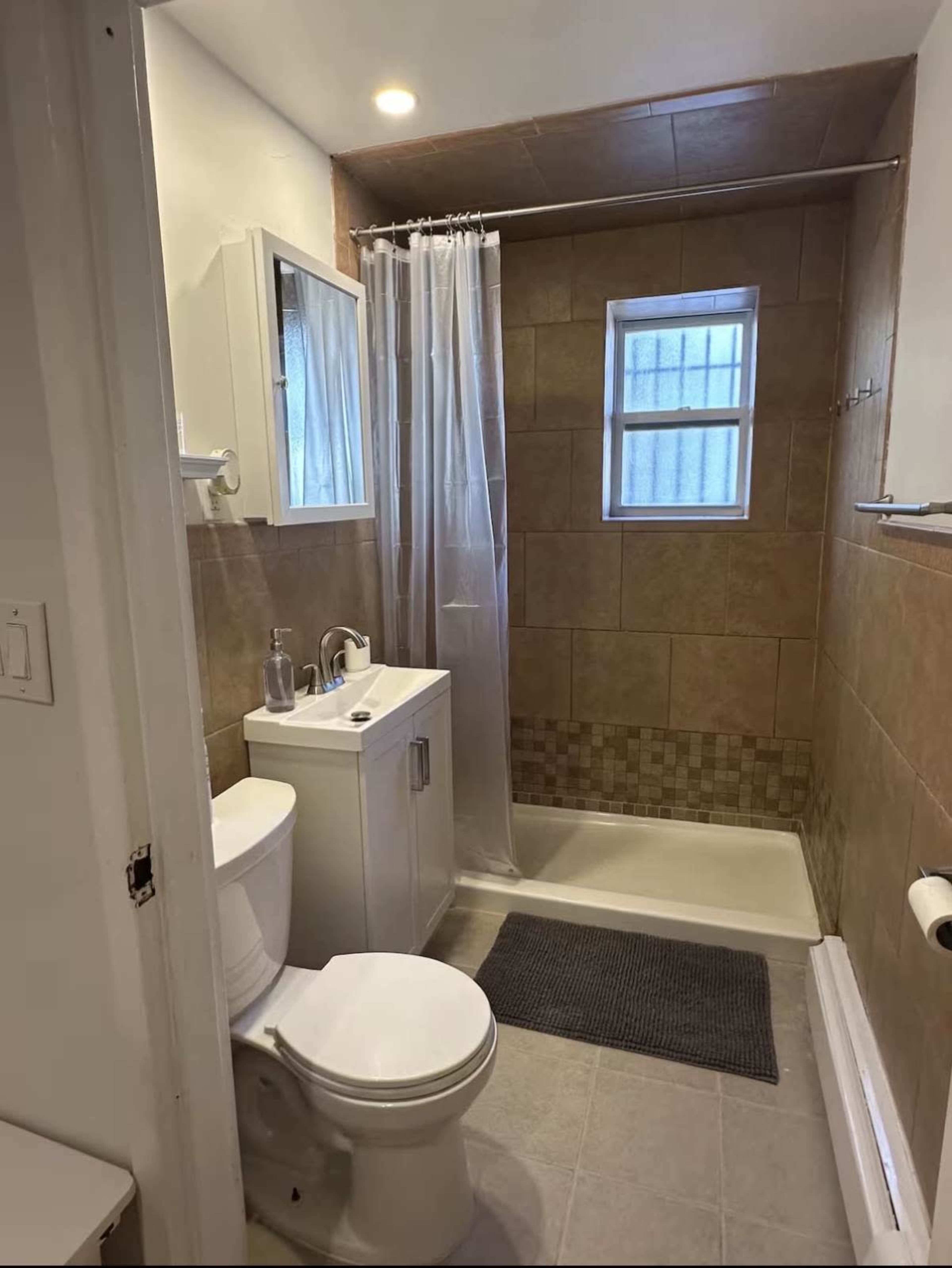 Flex Space with Gorgeous Natural Light Image in Woodstock, Bronx, NY