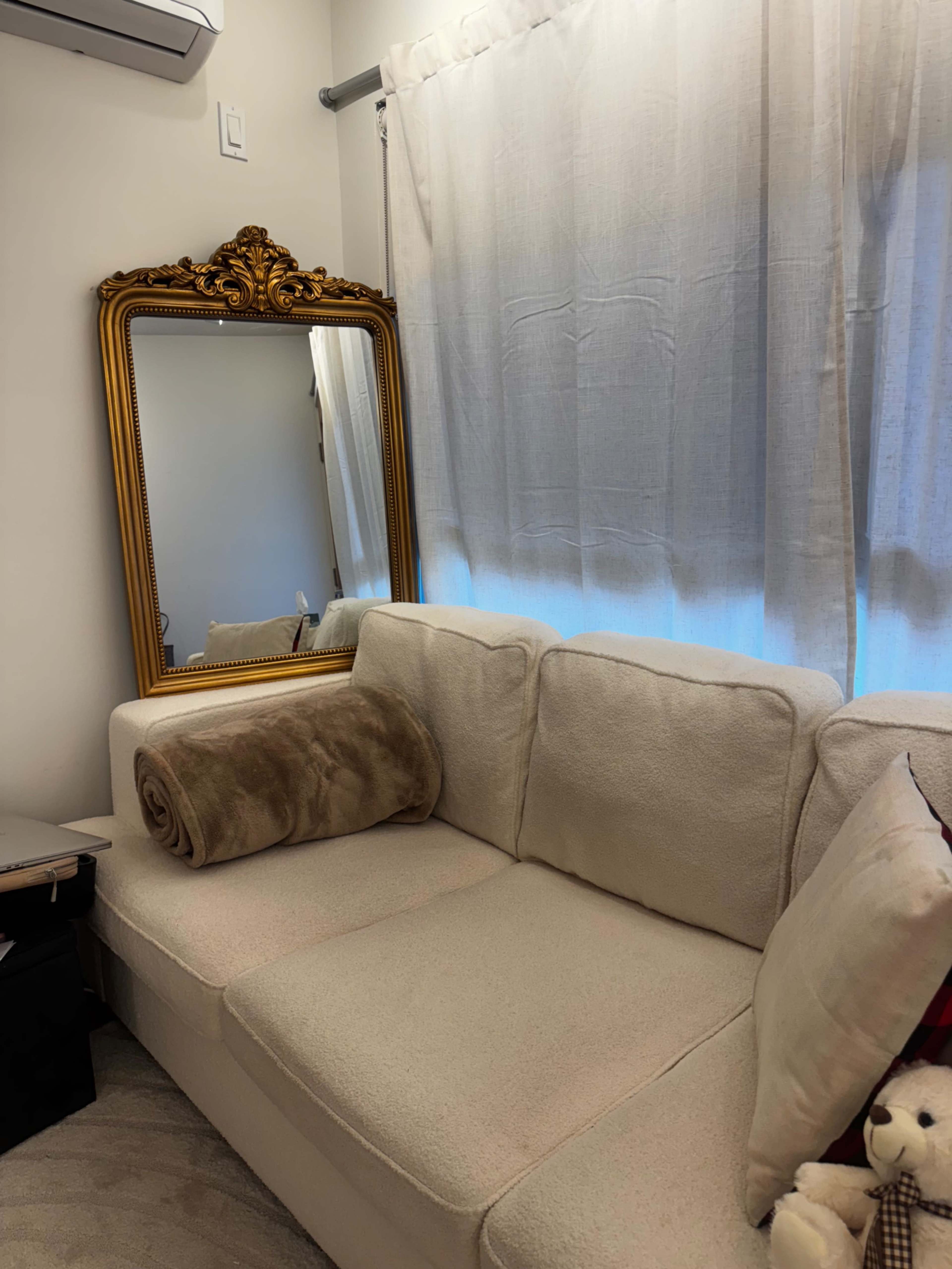 Modern Apartment with direct sunlight Image in Koreatown, Los Angeles, CA