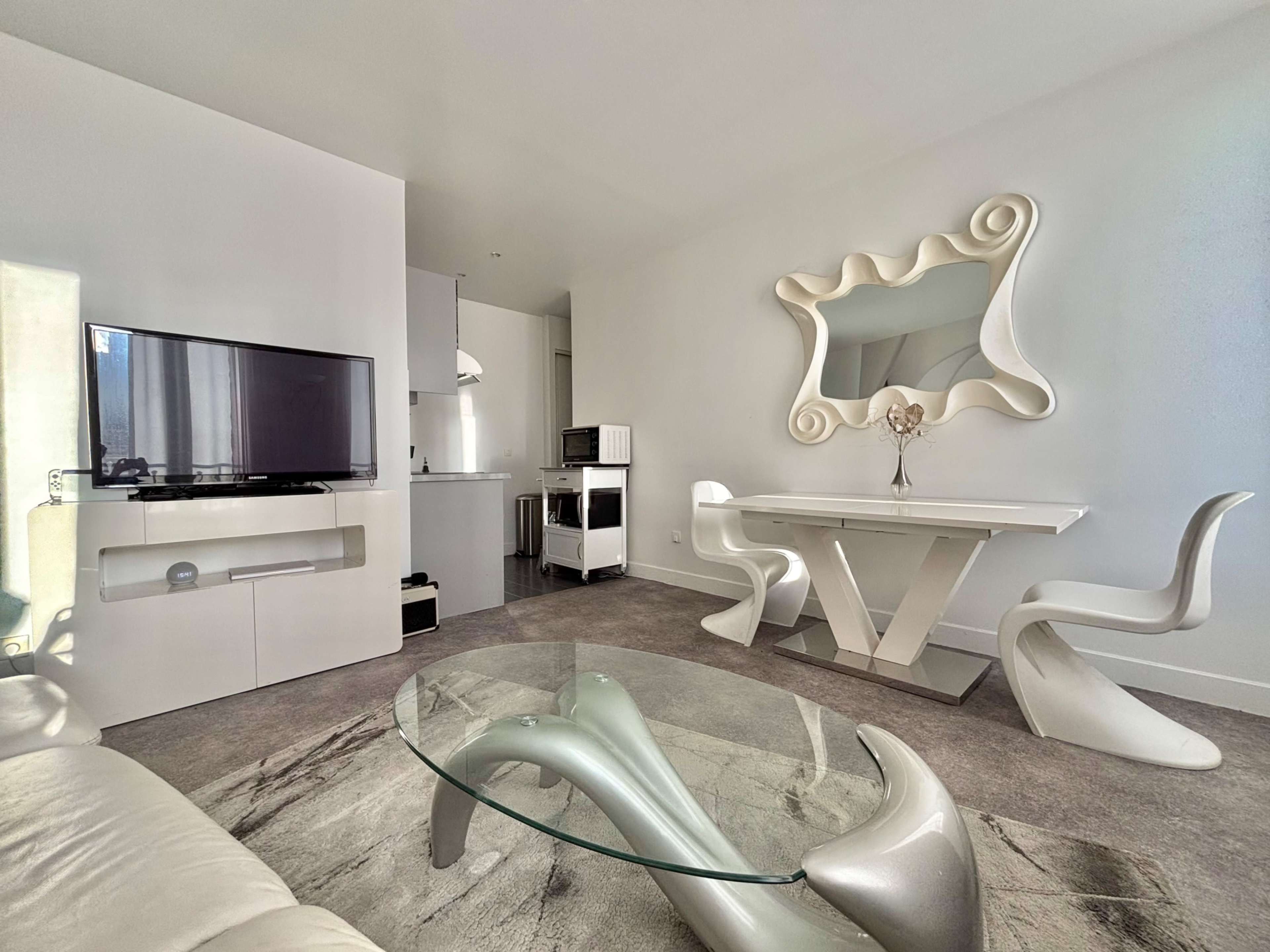 Appartement moderne et futuriste avec décor organique et lumière naturelle Image in , Saint-Ouen