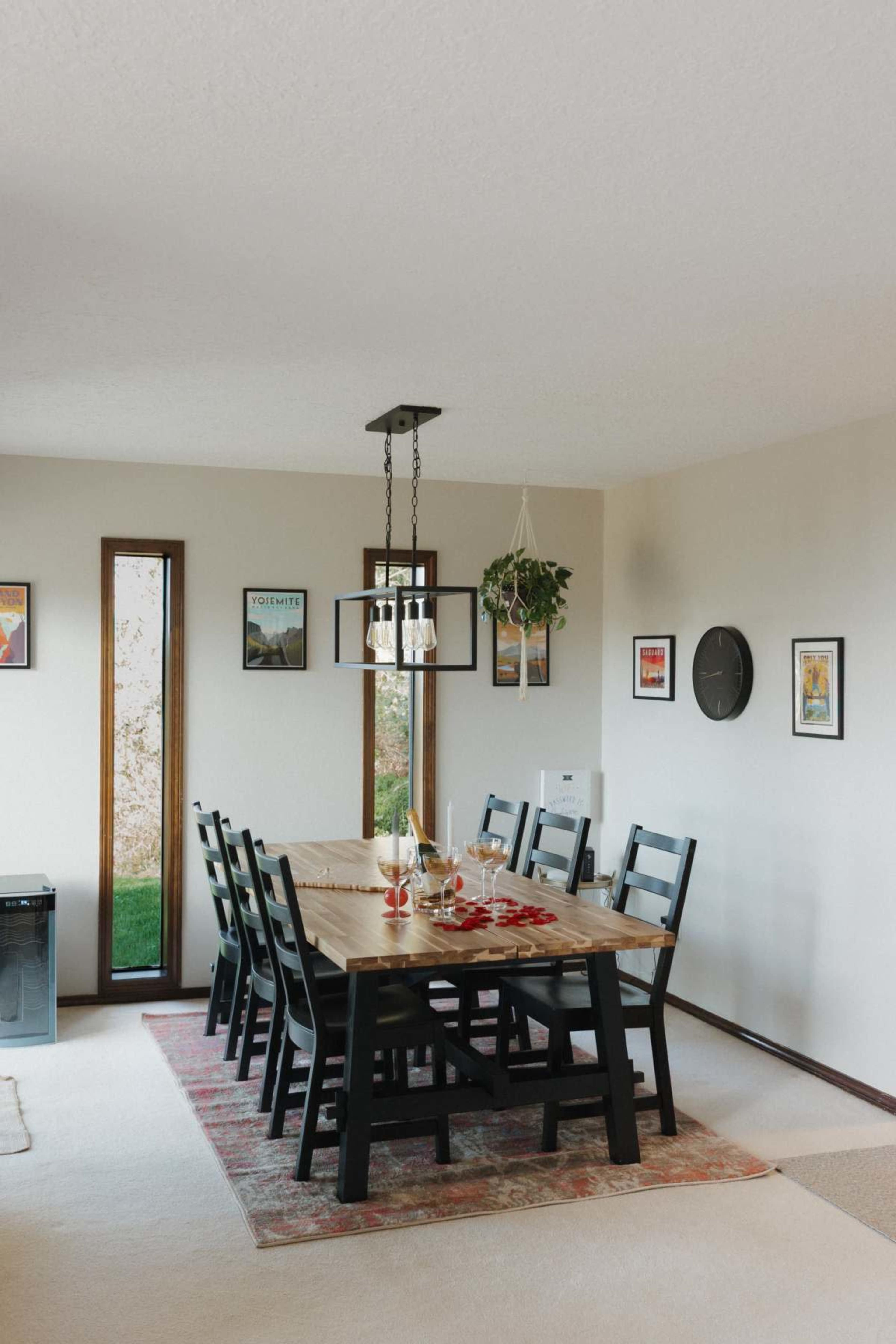 Stylish Nature Retreat with Vintage Charm and Room to Celebrate Image in , Oregon City, OR