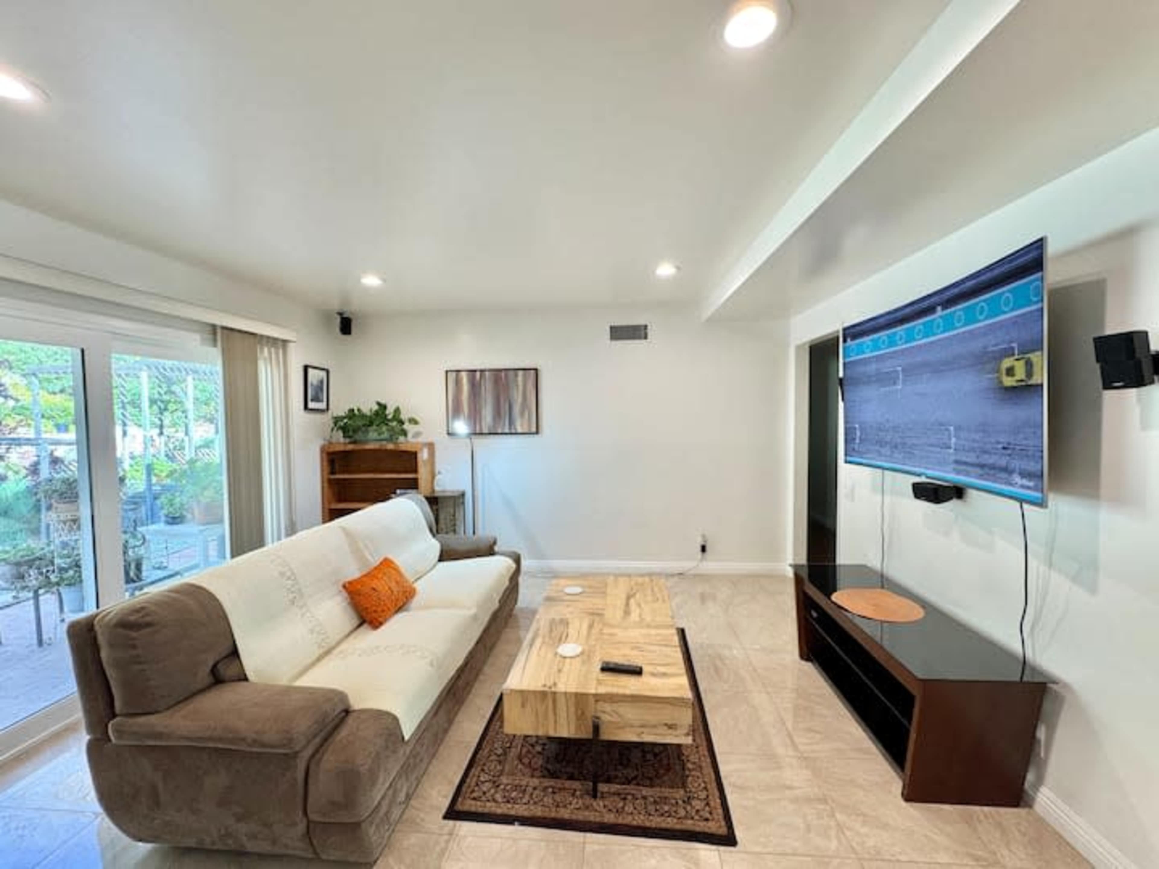 Serene Garden Retreat 4BR Elegant Interior Image in Thousand Oaks, Thousand Oaks, CA