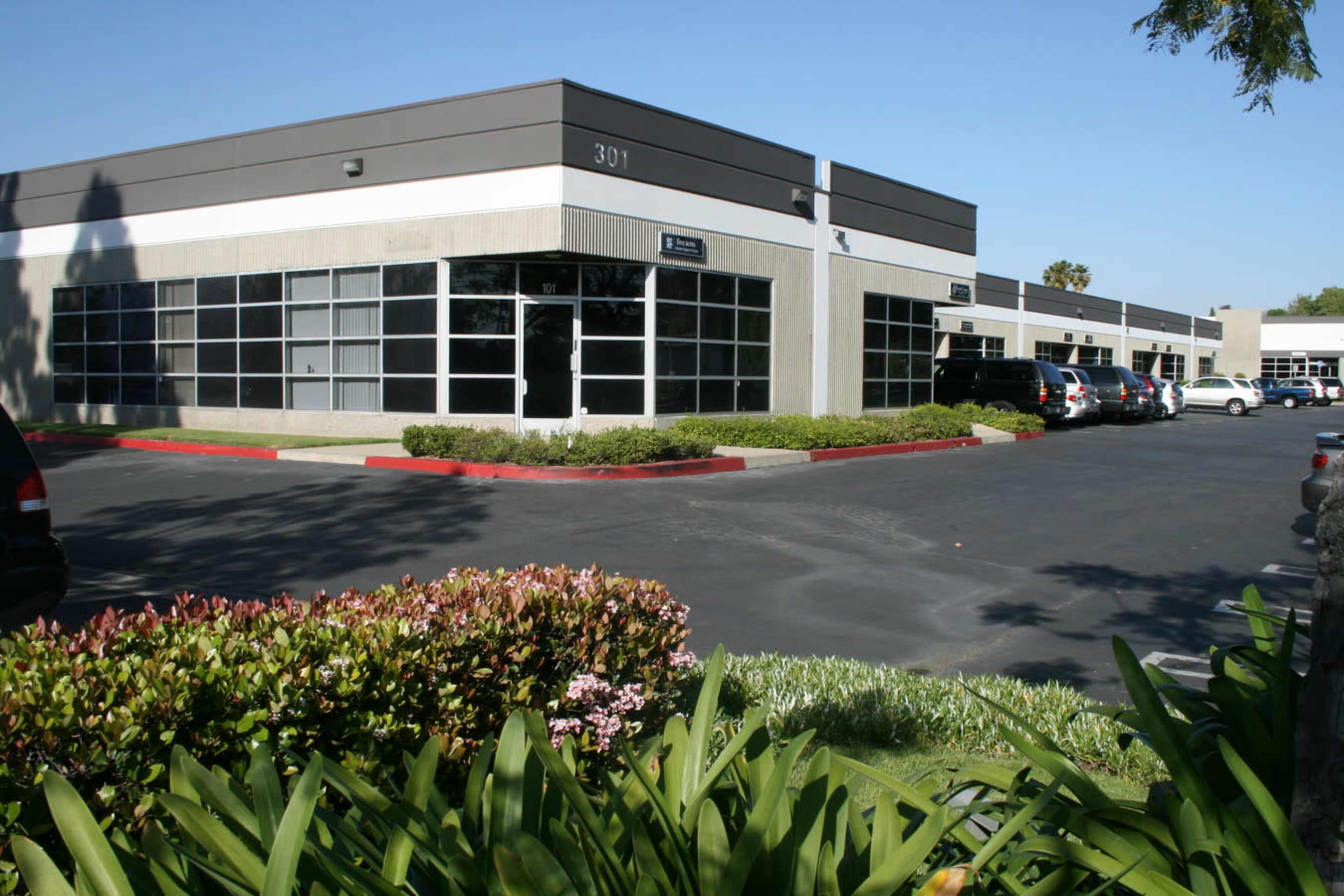 San Dimas-Private office with Desk to meet 3-4 people. Off 210/57 fwy Image in San Dimas, San Dimas, CA