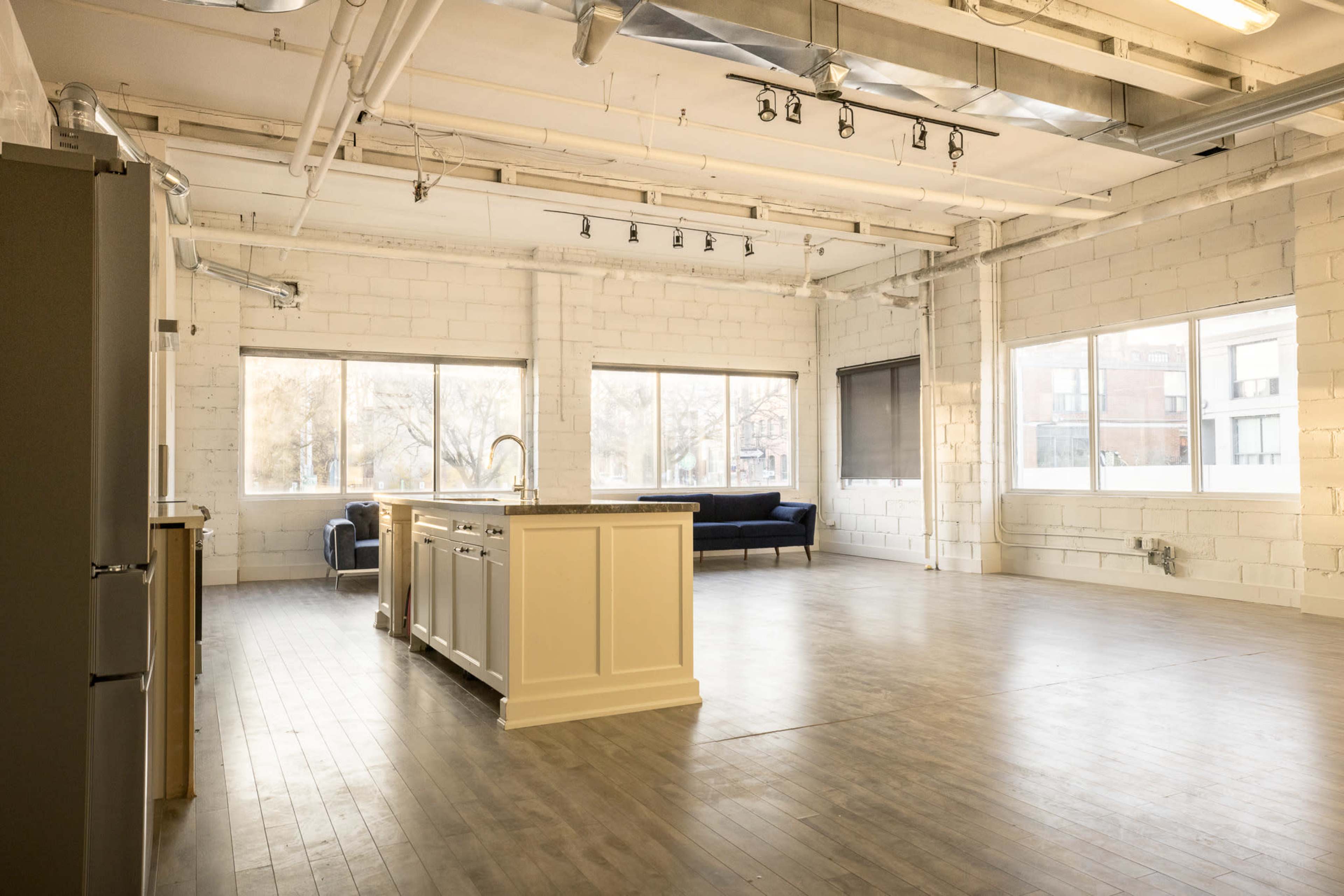 Queen West, loft style, functional kitchen Image in Niagara, Toronto, ON