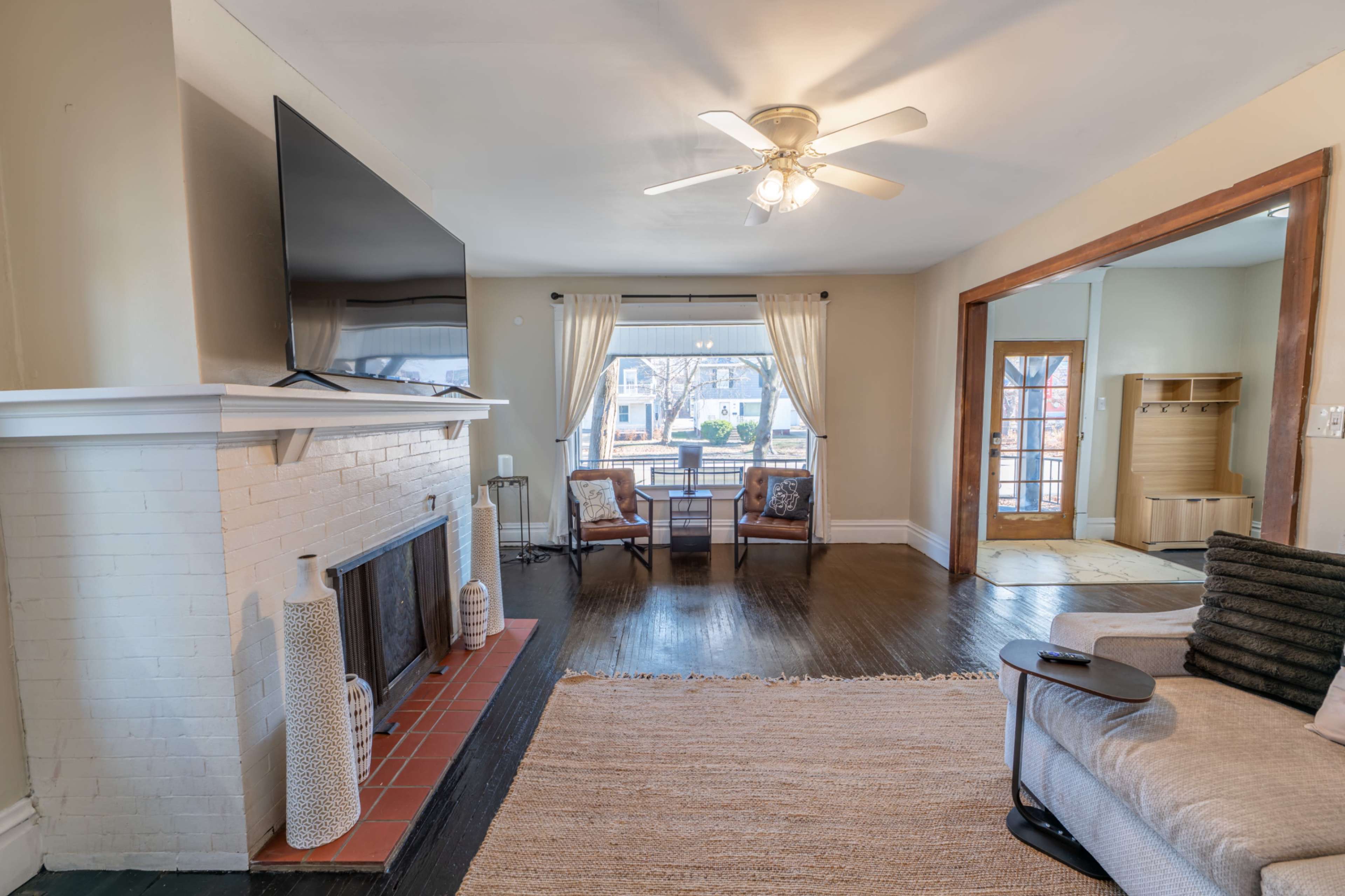 Bright and Spacious Peoria Home for Meetings and Shoots Image in , Peoria, IL