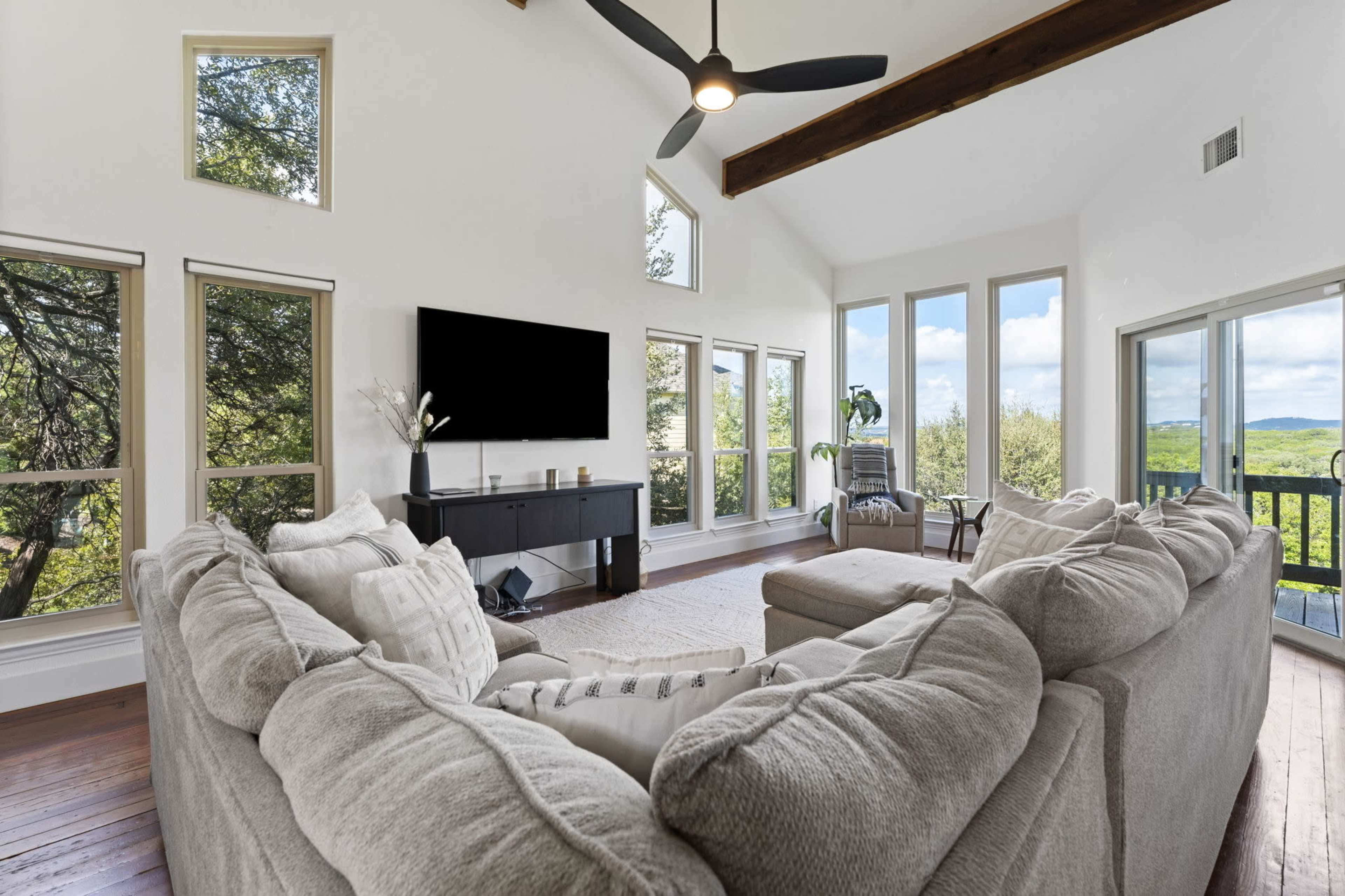 Luxury Hill Country Getaway ~ Sparkling Pool & Jacuzzi Image in Arrowhead Ridge, Leander, TX