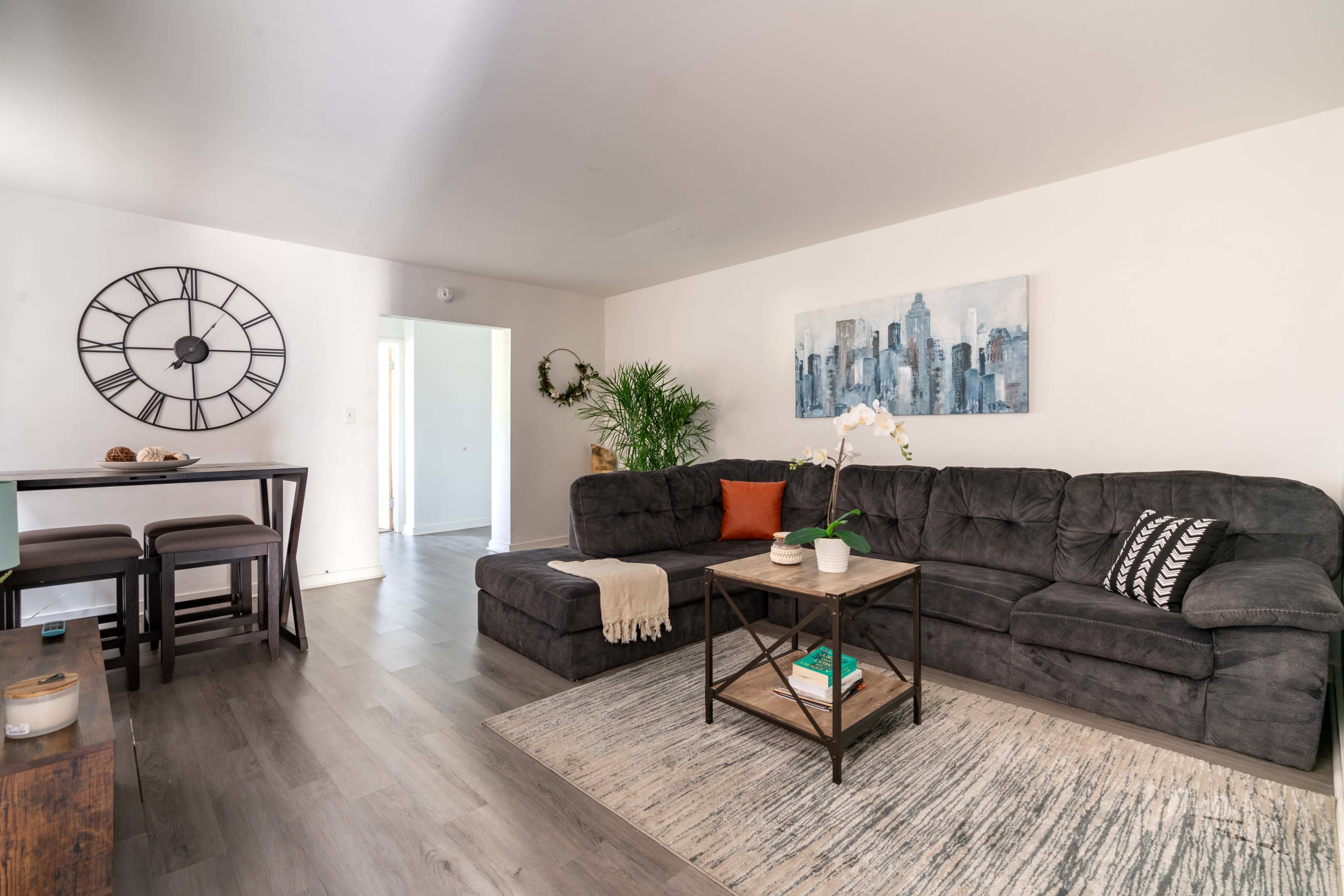 Casa Uno 🌿🐯 Short North • Convention • Private Parking • Pets Image in Victorian Village, Columbus, OH