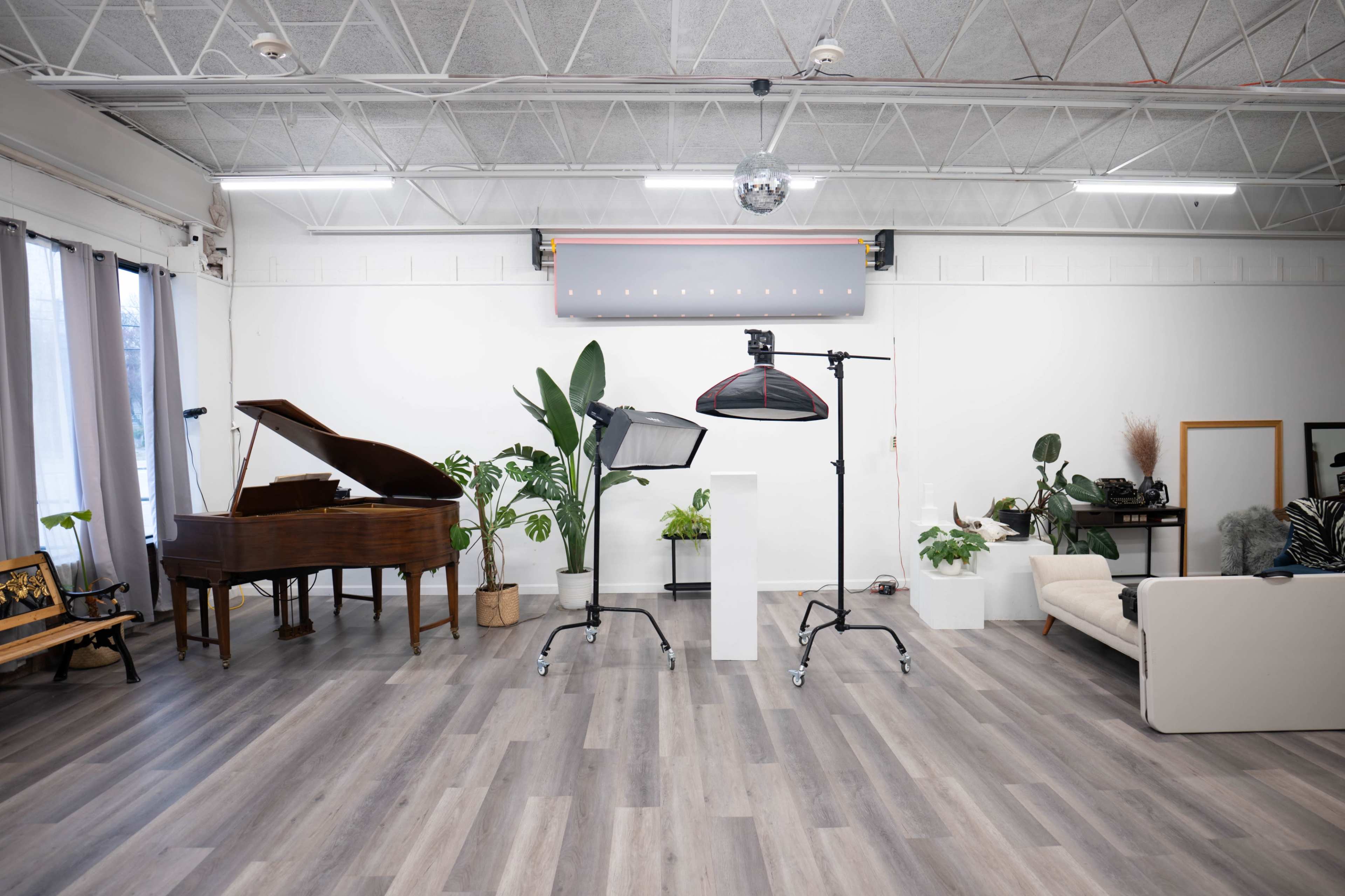 Convenient Urban Photography Studio with Large Windows Image in East Providence, Riverside, RI