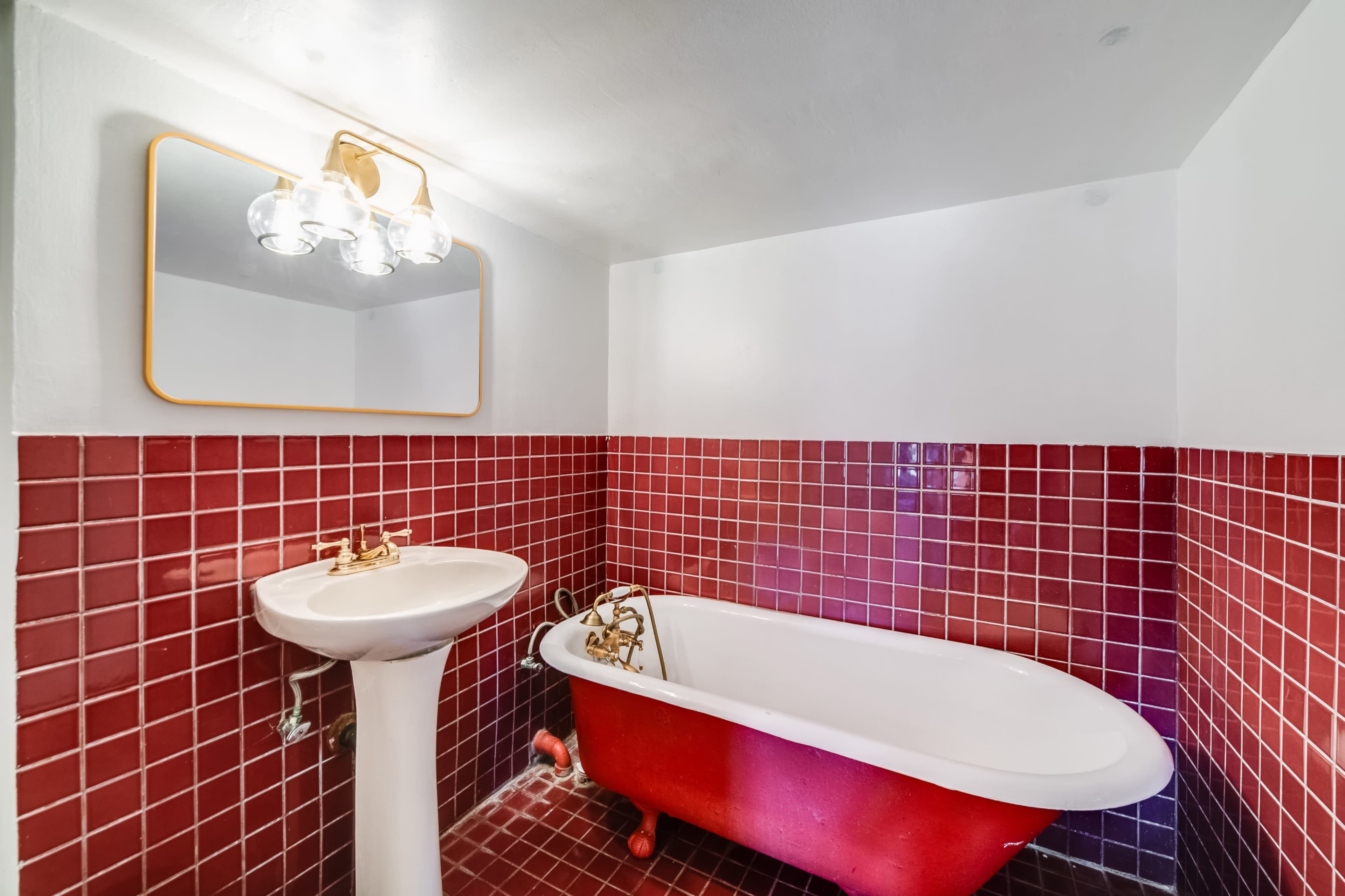 Hilltop apartment with view, vintage bathroom Image in Adams Hill, Glendale, CA