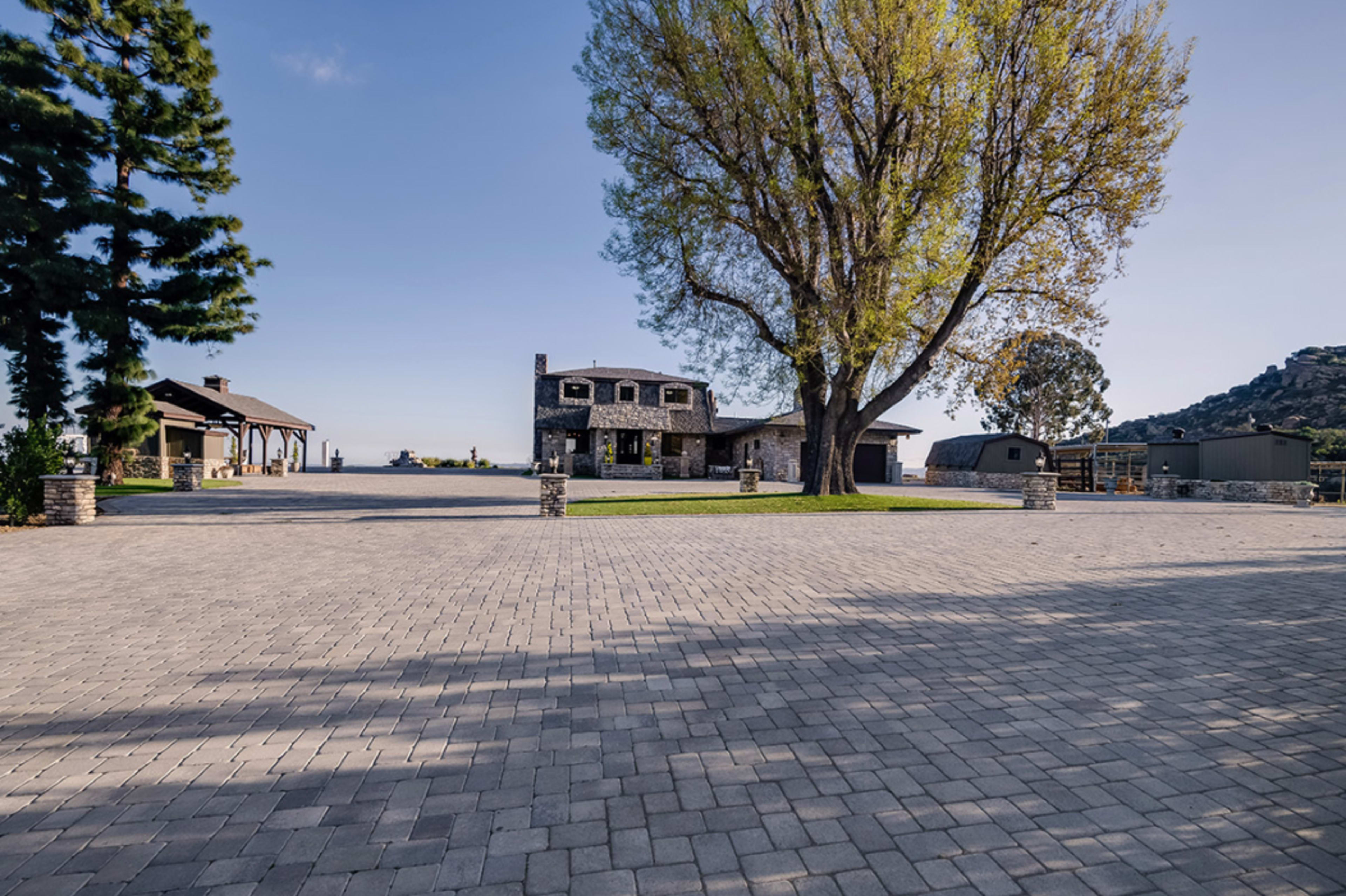 Mountain Top Retreat with Sweeping City and Mountain Views Image in Chatsworth, Chatsworth, CA