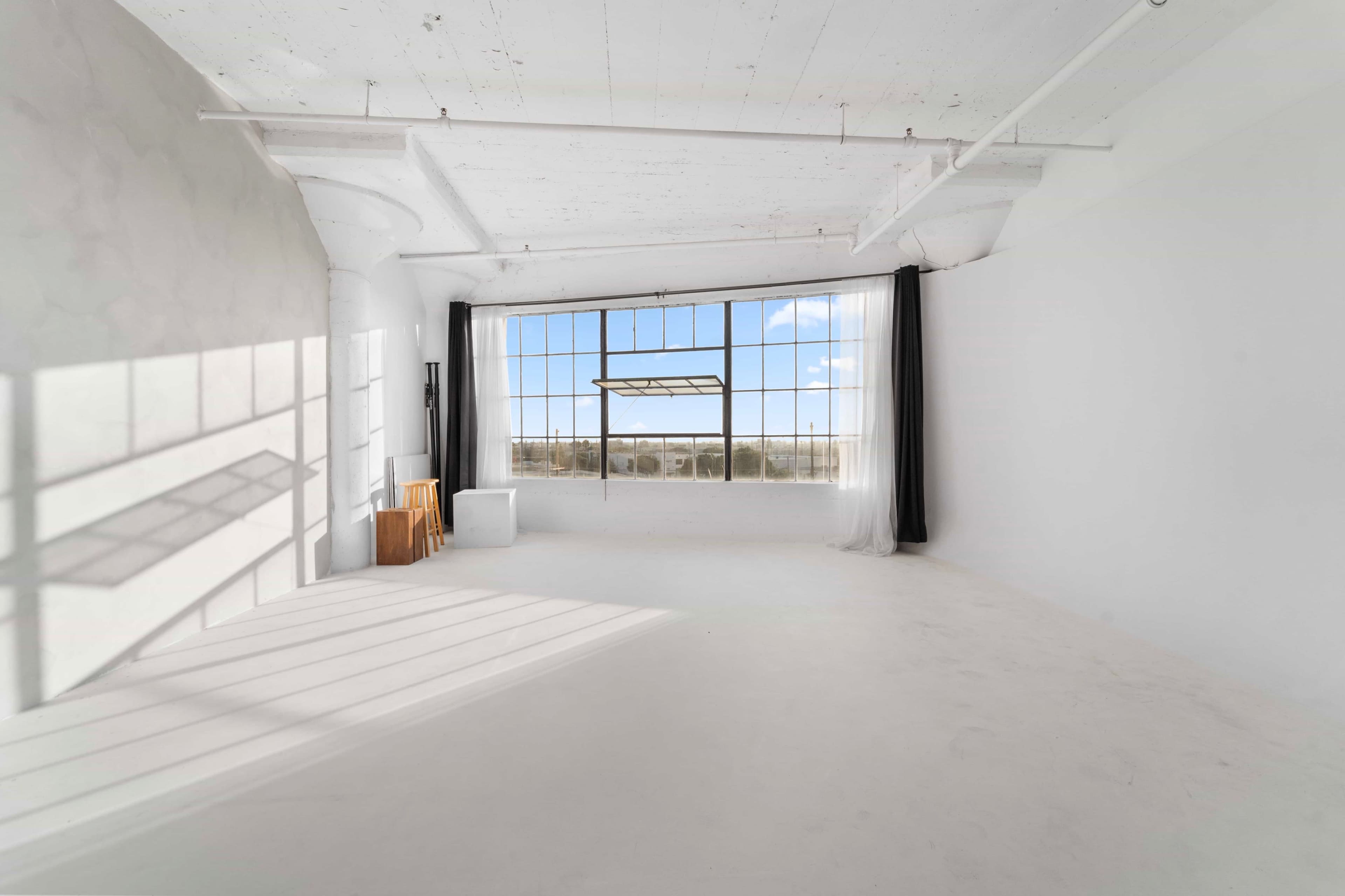 Downtown Natural Light Creative Studio w/ Cyc Wall & More.. lighting included Image in Central LA, Los Angeles, CA