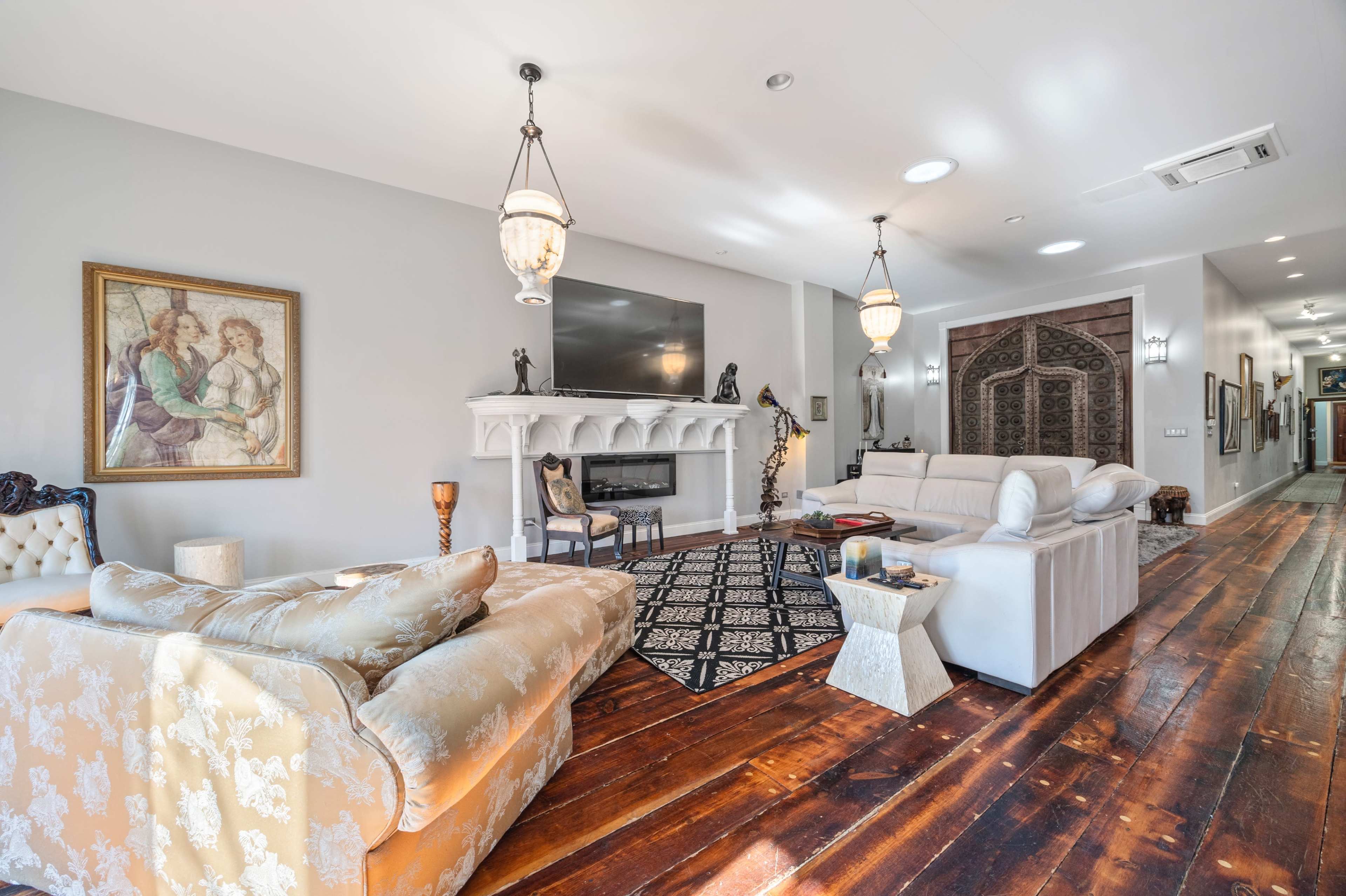 Gorgeous Open Floor Penthouse w/ French Doors & 2 Bedrooms Image in Proviso Township, Forest Park, IL