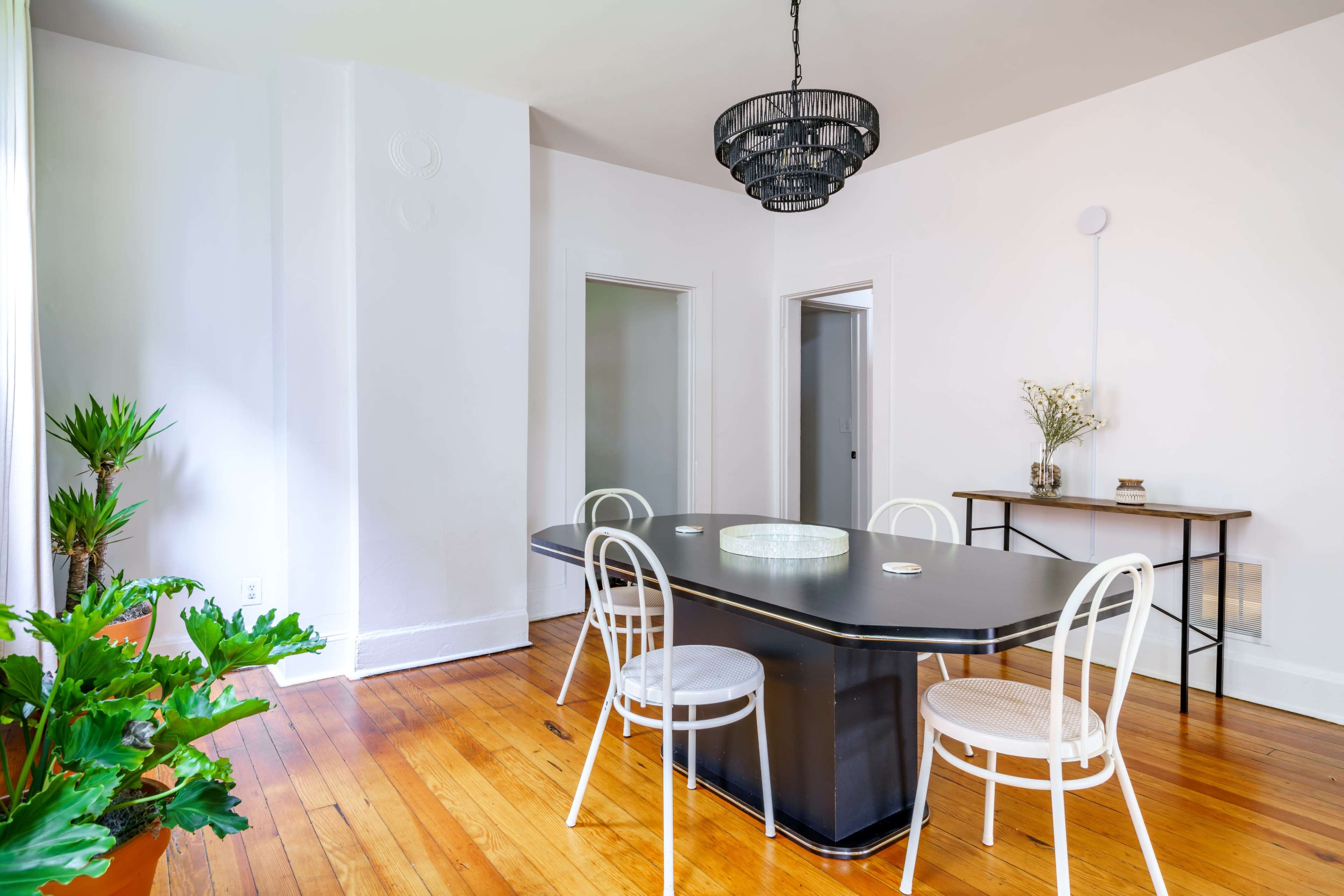 Blue Casita 🌿🐯  Short North • Convention • King Bed • Parking Free Image in Italian Village, Columbus, OH