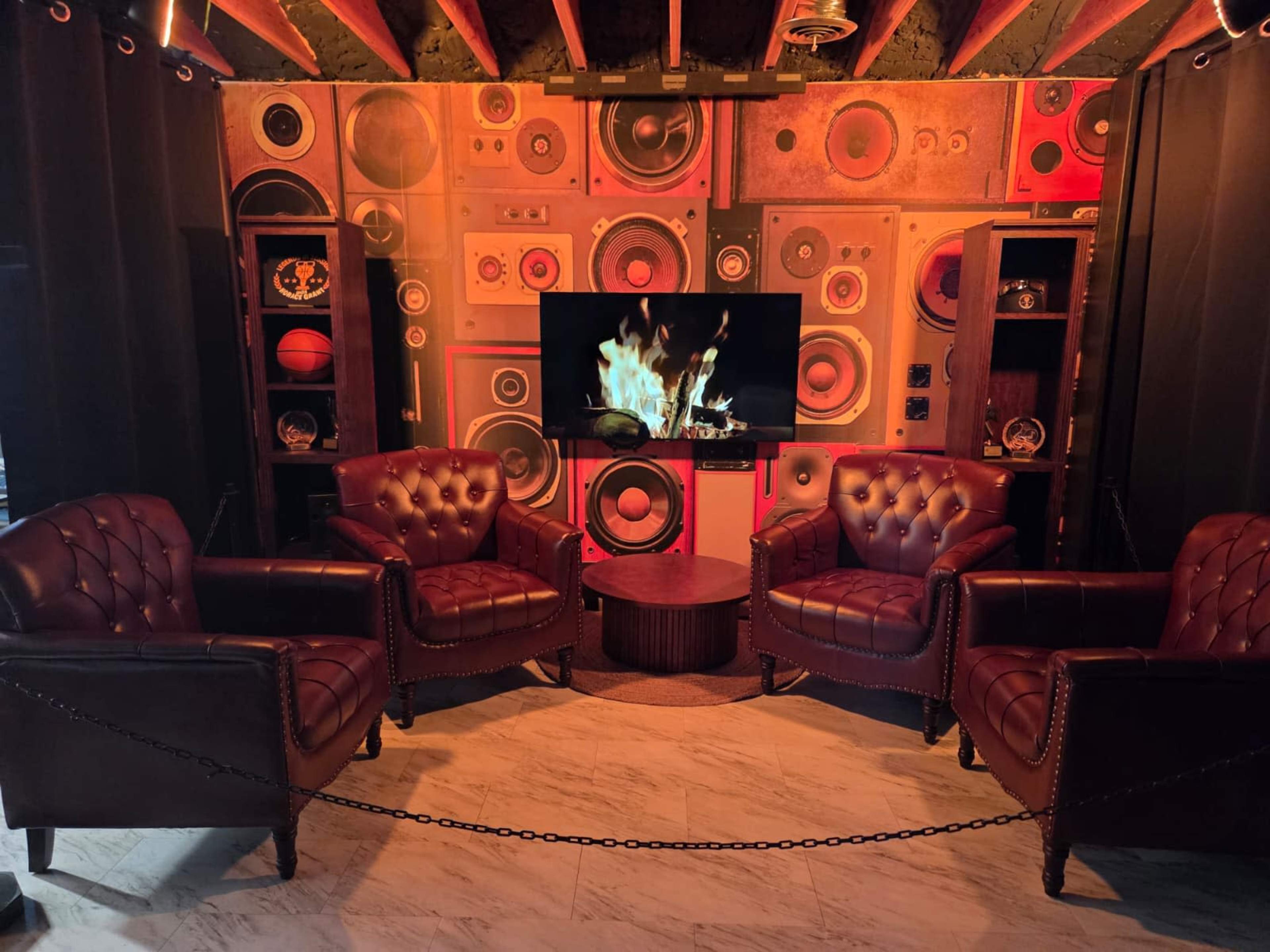 Professional TV Set, Podcast Studio, Photo Studio, Audio Recording Studio & Meeting Space! Image in Proviso Township, Forest Park, IL