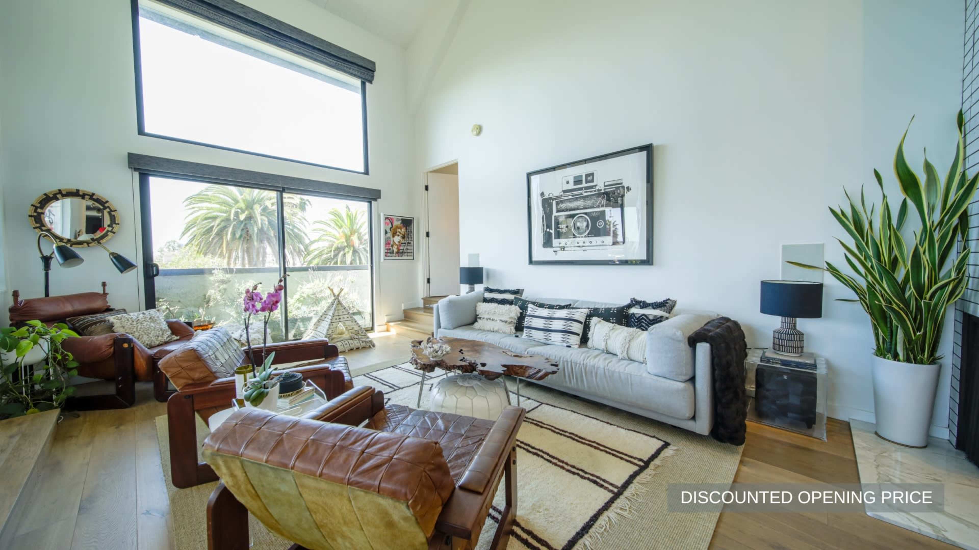 Bright Top-Floor Santa Monica Condo with High Ceilings – Ideal for Film & Photo Shoots Image in Wilshire Montana, Santa Monica, CA