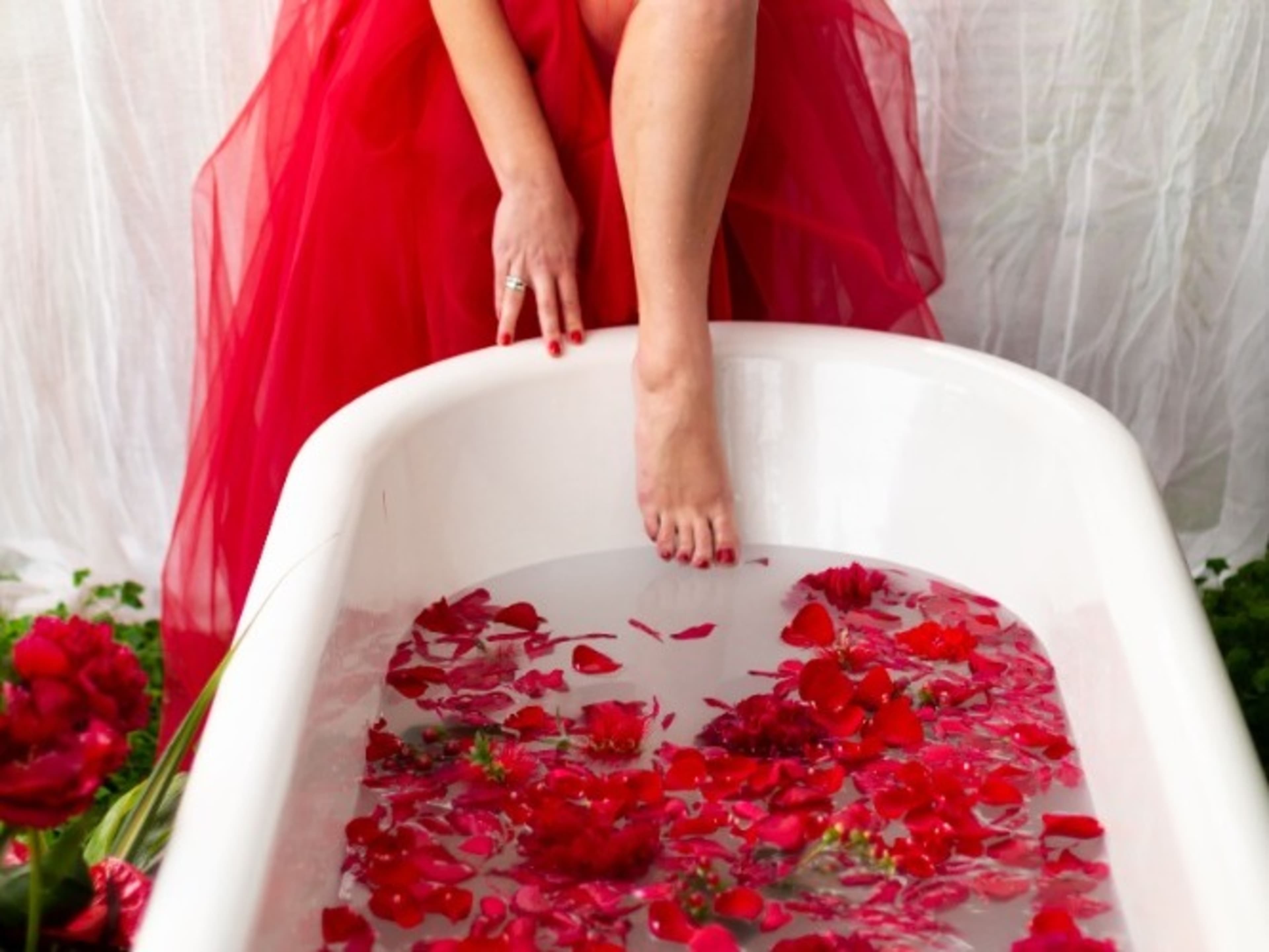 Outdoor Garden + Vintage Bathtub