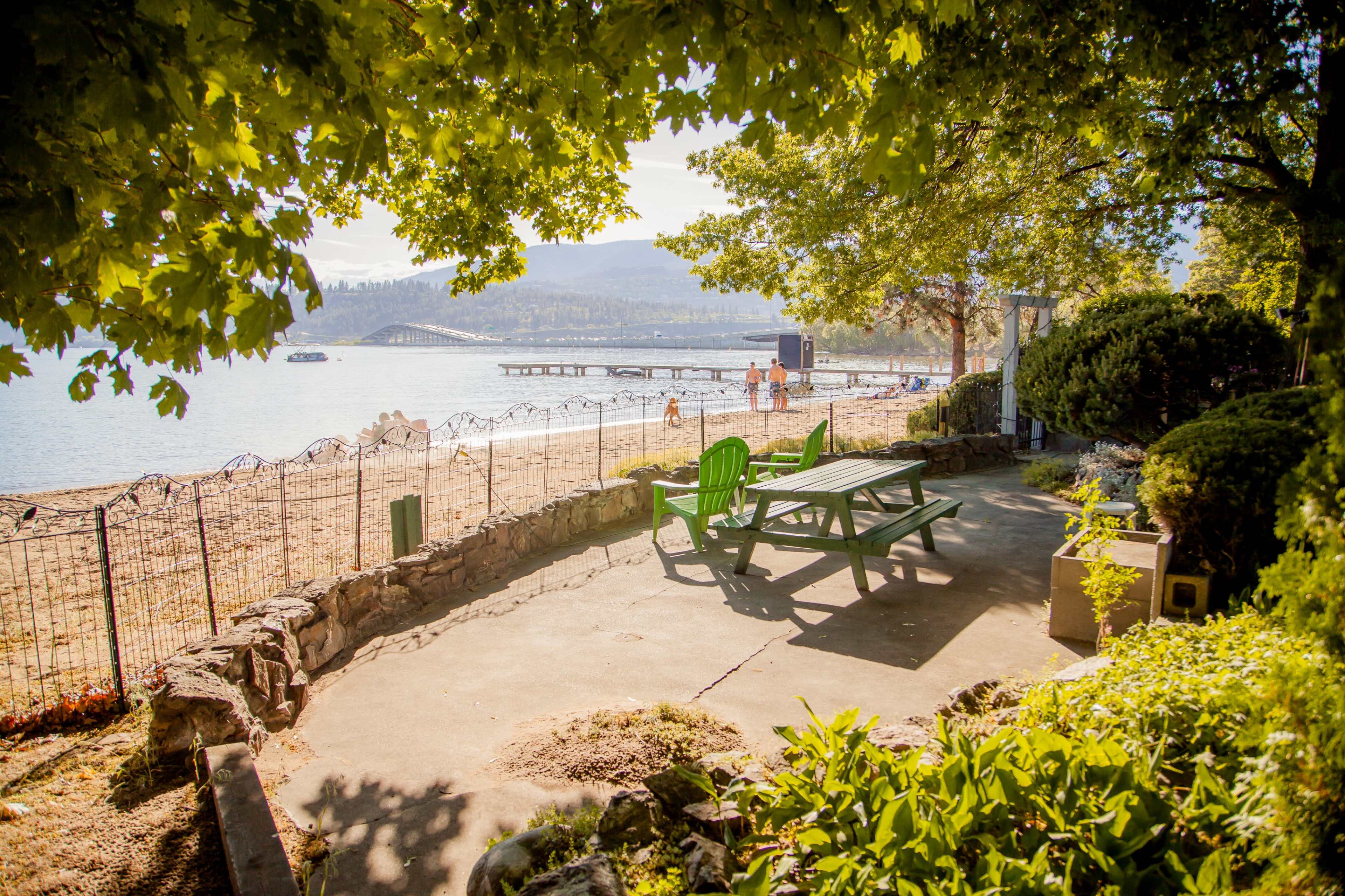 Heritage Lakeside Garden Retreat with Oak Tree & Sun Deck – Downtown Kelowna Photoshoot Location Image in Kelowna, Kelowna, BC