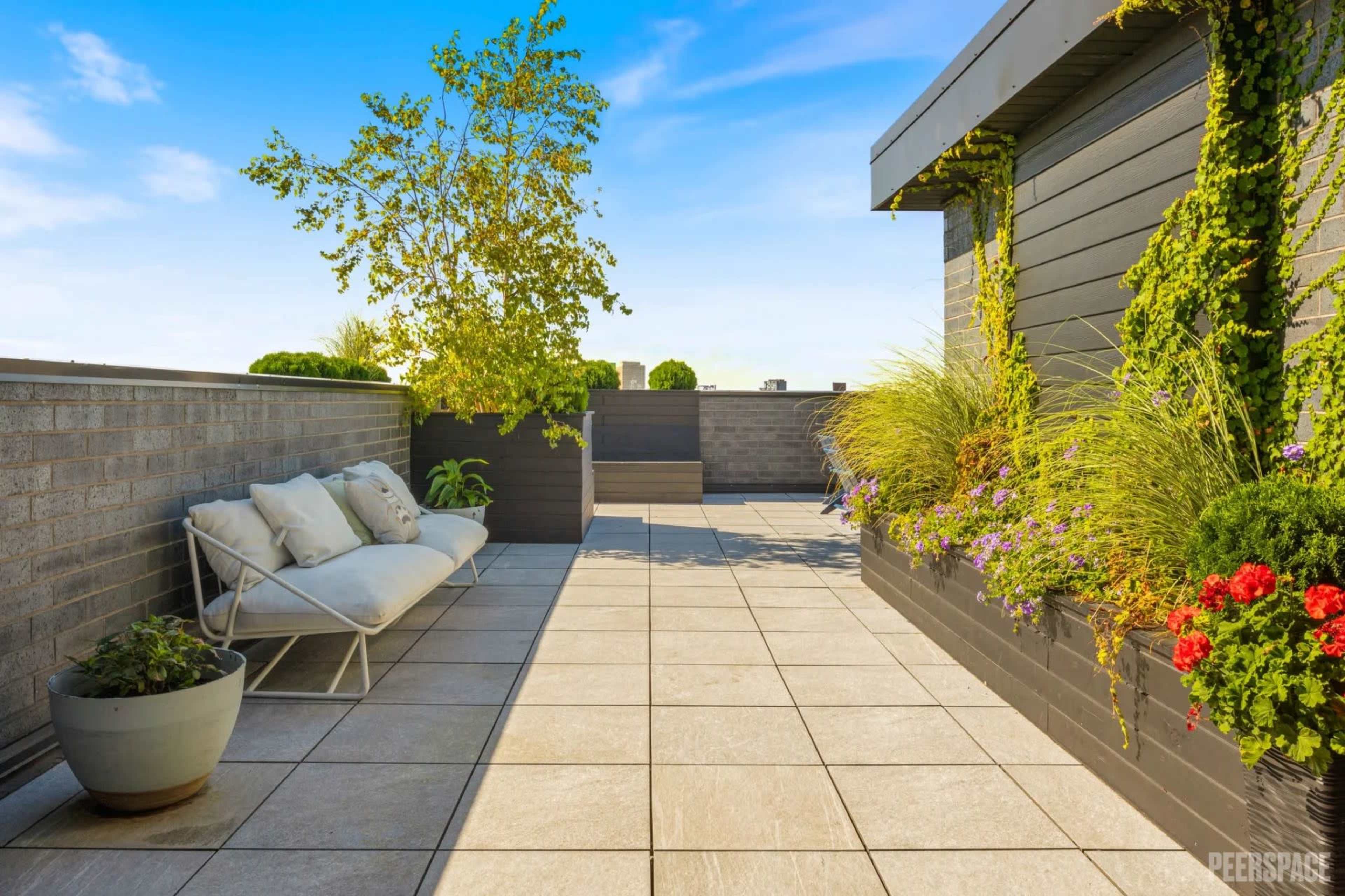 Contemporary, Upscale Rooftop Space with City Views Image in Lincoln Park, Chicago, IL