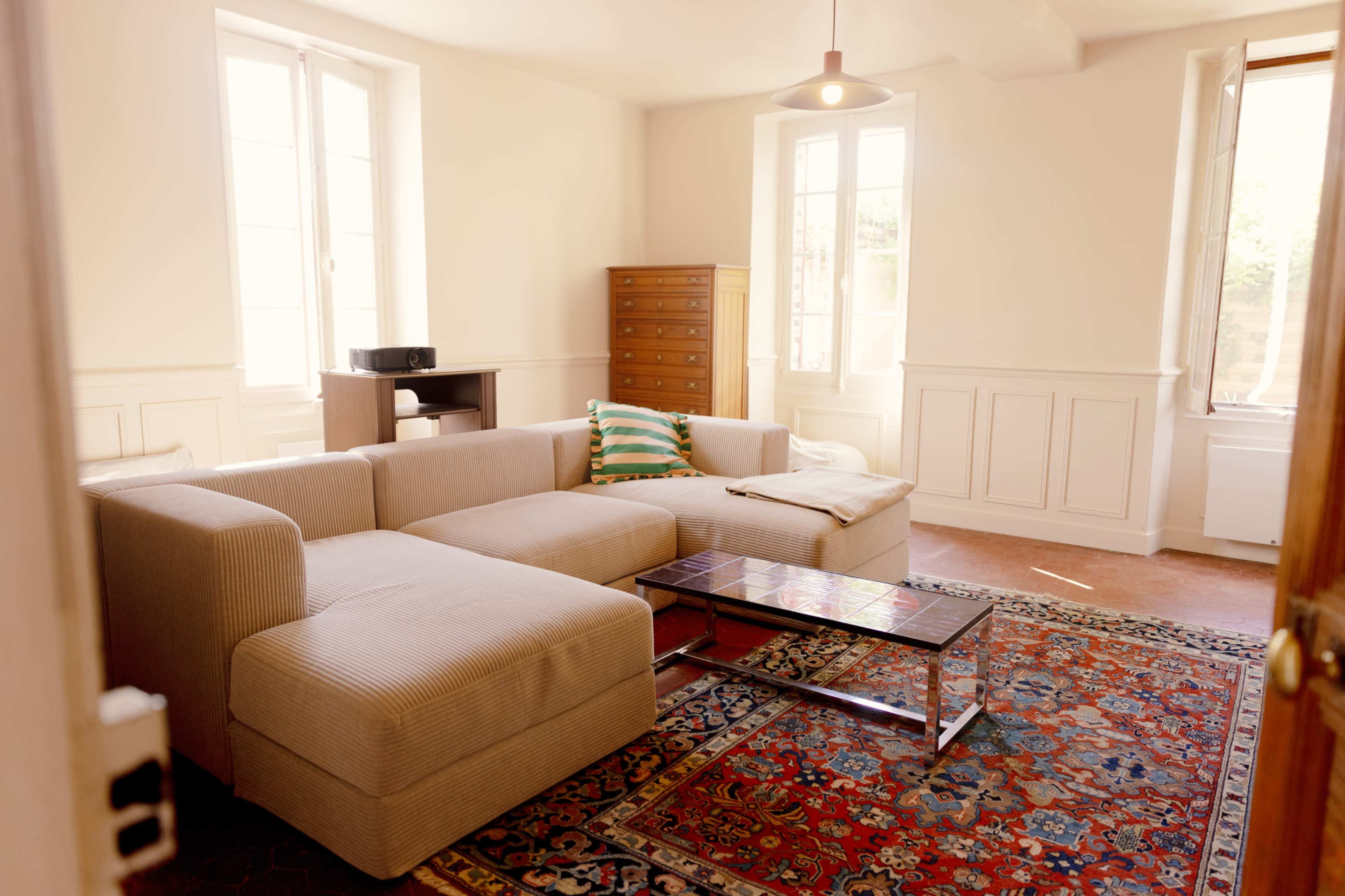 Maison de campagne renovée avec goût et mobilier design Image in , champlost