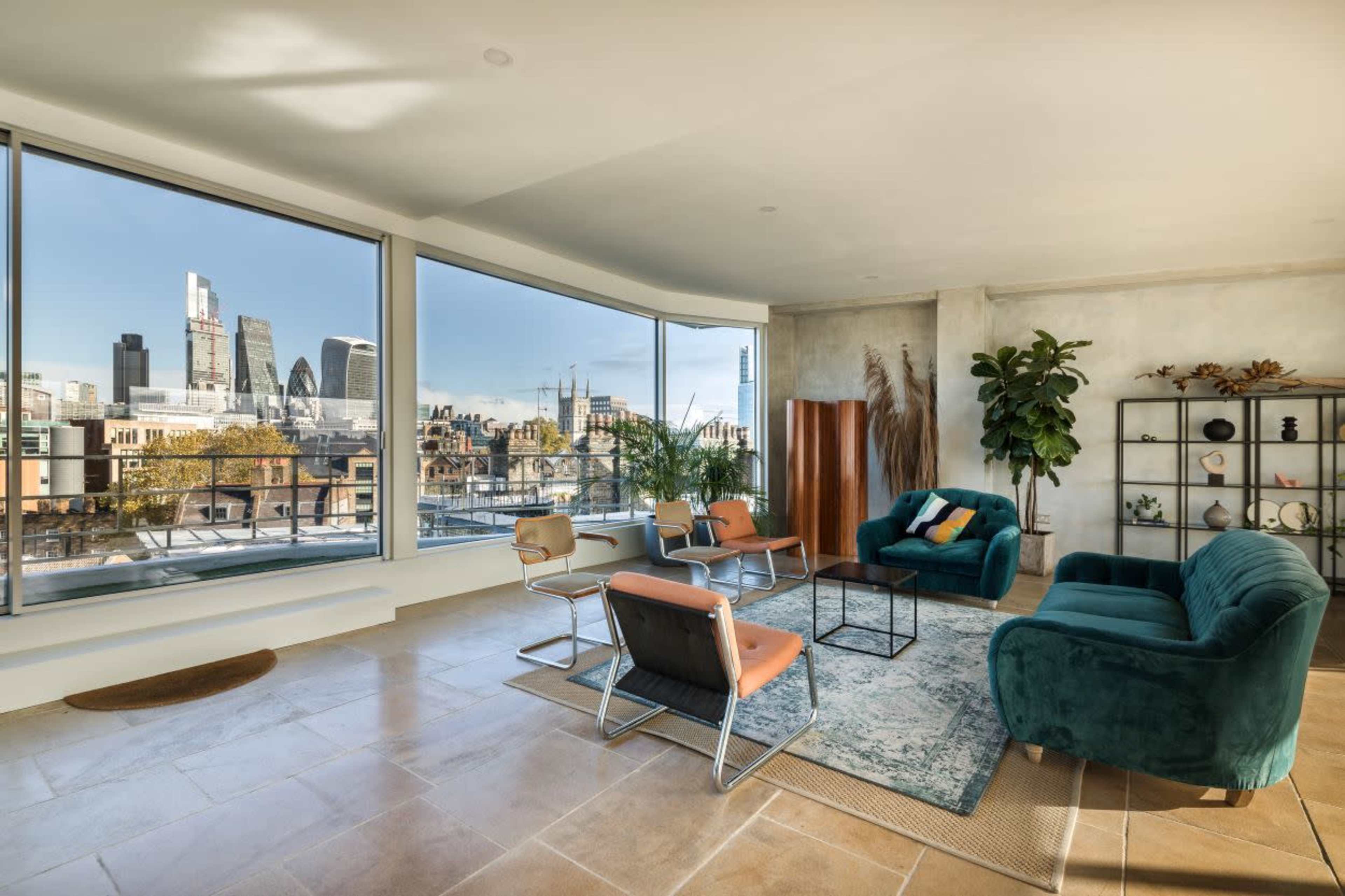 Penthouse with Spectacular City Views and an Abundance of Natural Light Image in London, London, 