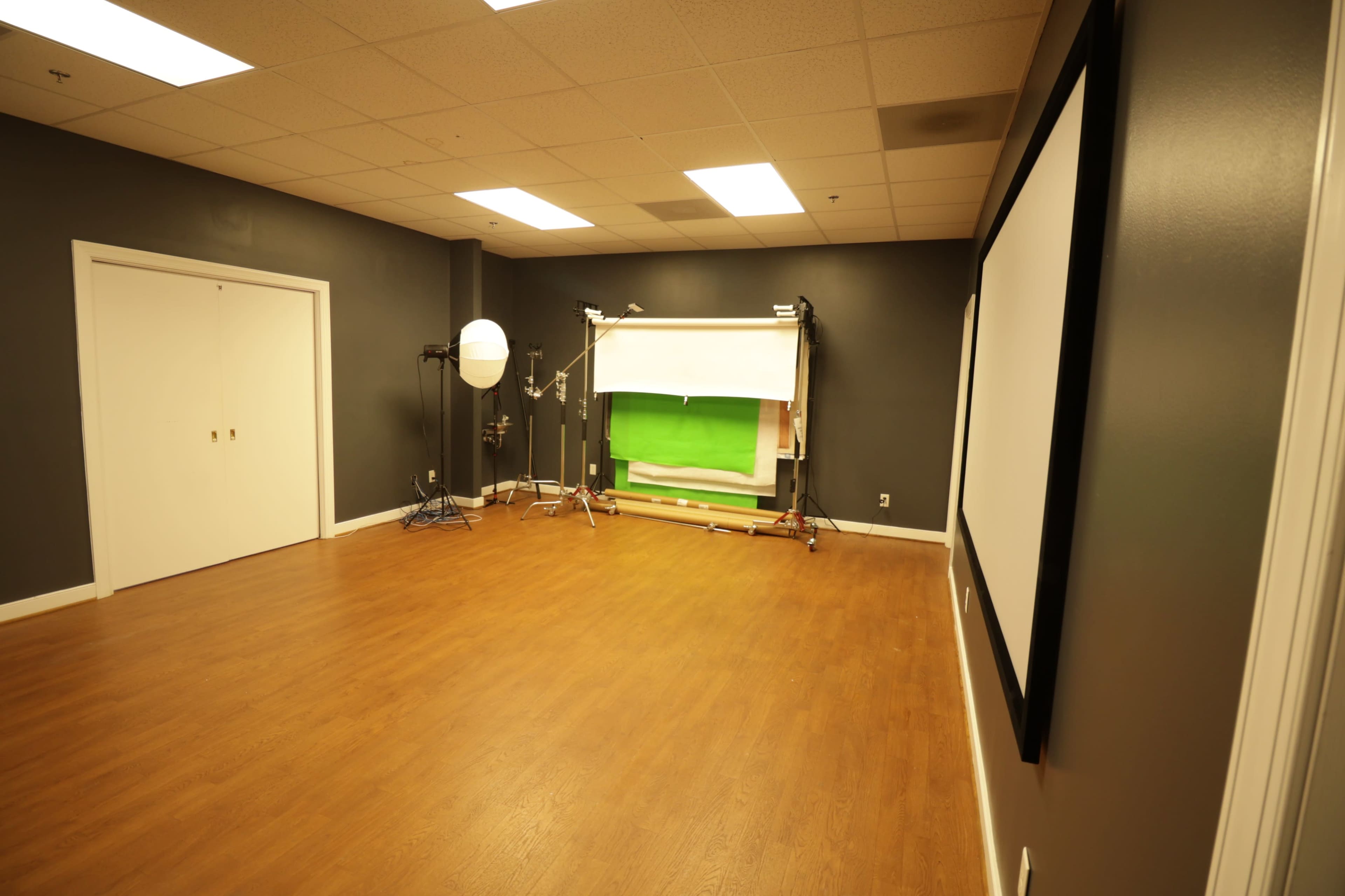 Unique Large Creative Studio Space with a Quaint Small Town Streetscape! Image in , Richmond, VA