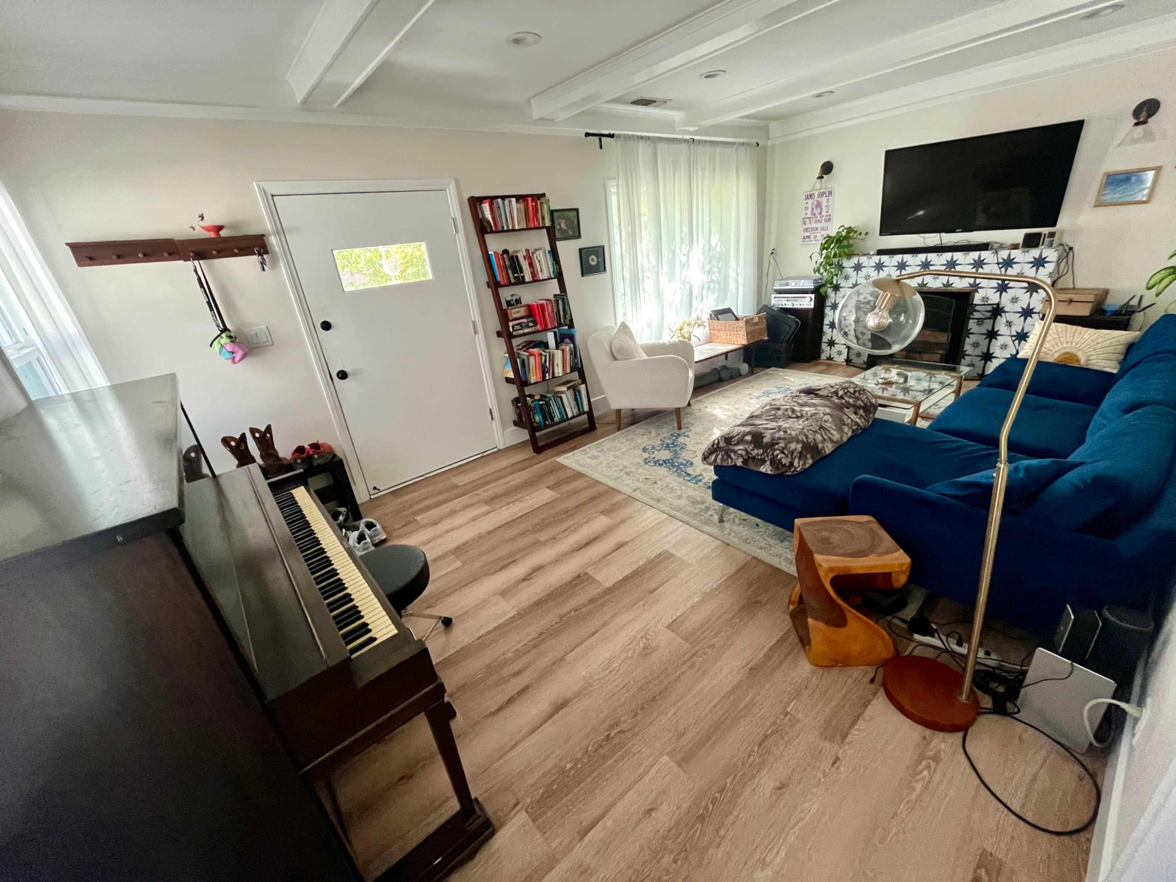 Cozy Neighborhood Home Image in Moorpark, Glendale, CA