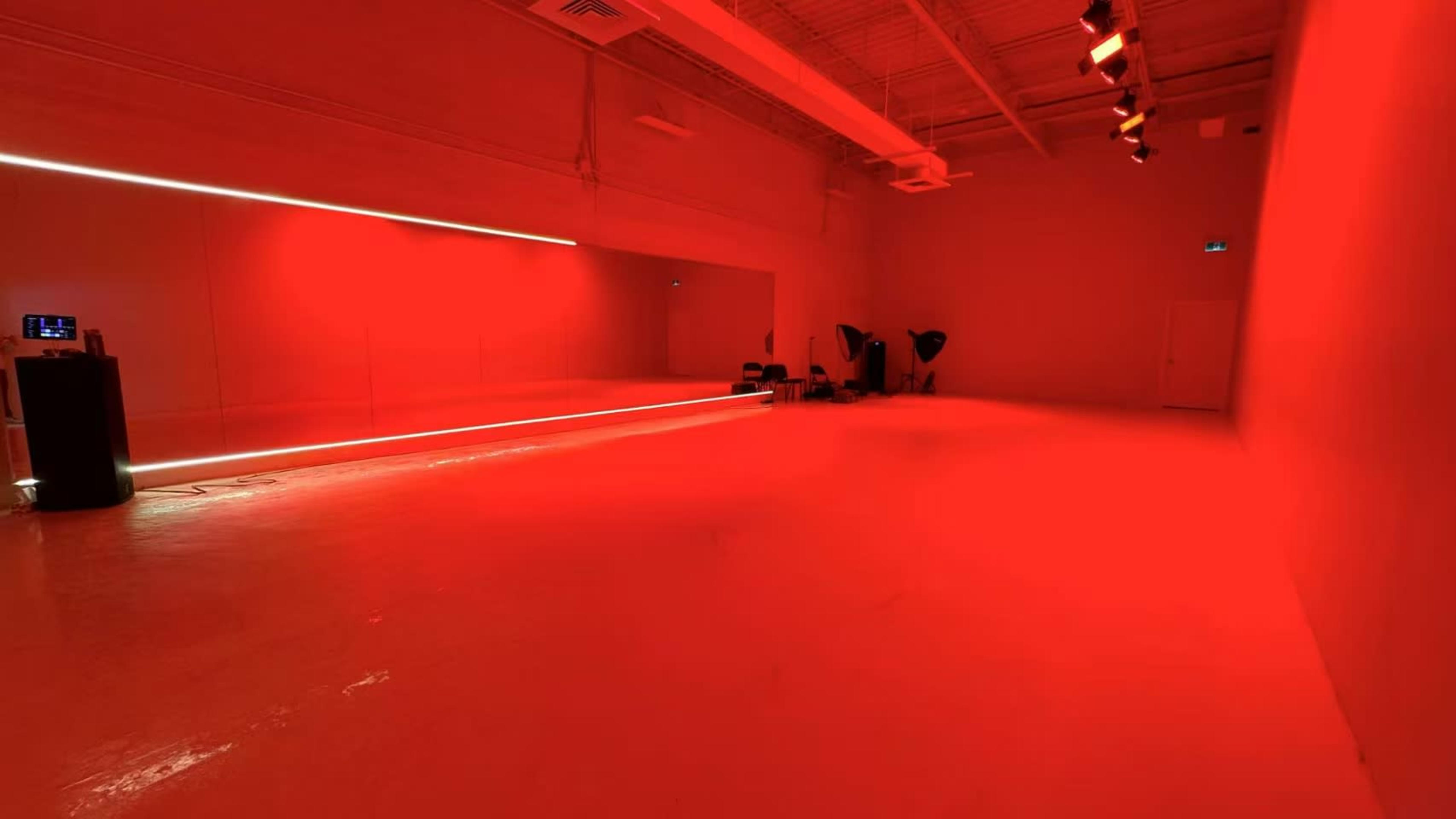 Bright Open Studio in Markham — Mirrors, Adjustable Top Lighting, Large Space Image in Markham, toronto, ON