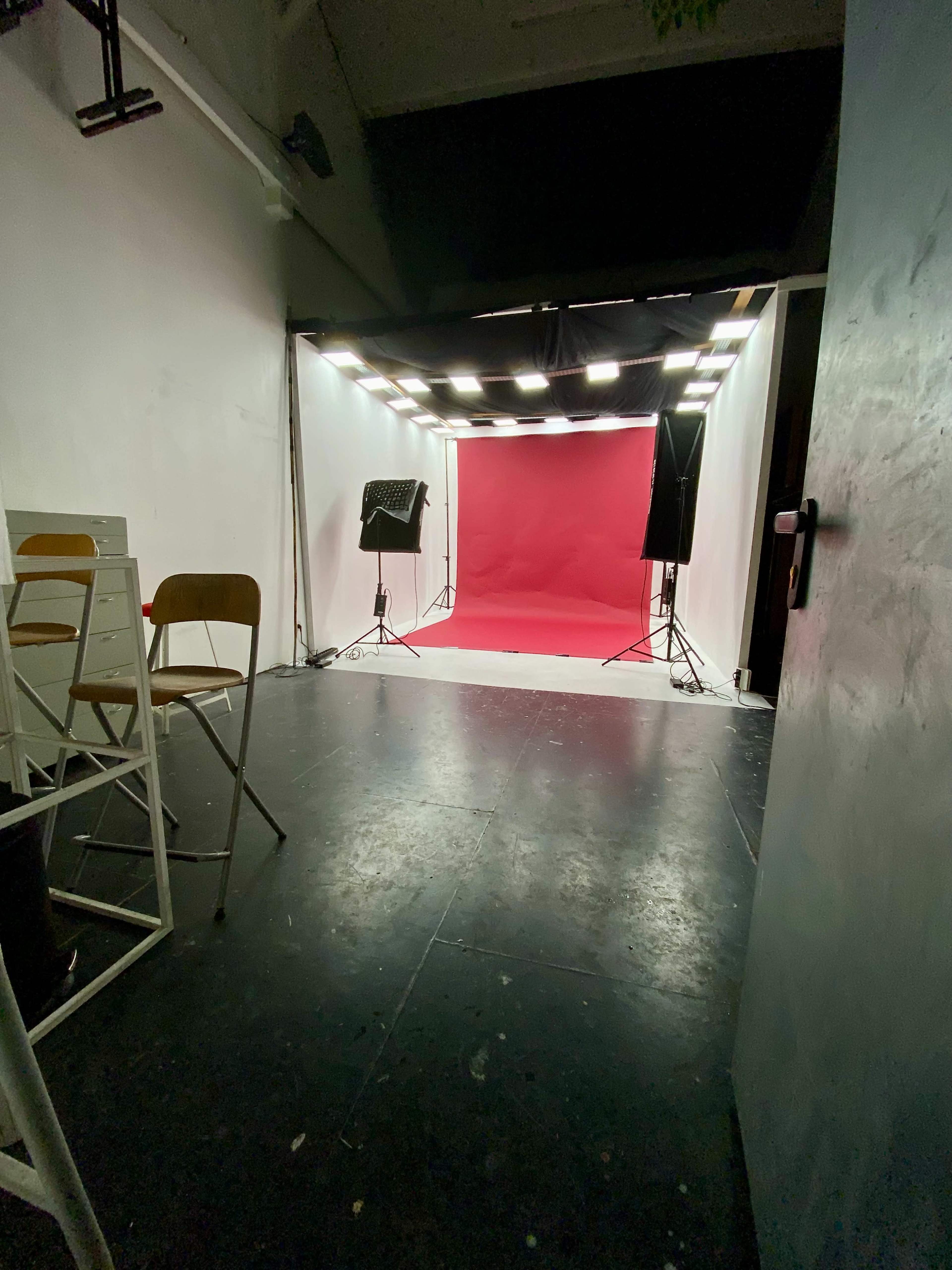 Photo studio Paris / Artist studio with incredible natural Light and available set design Image dans Montmartre, Pantin, 