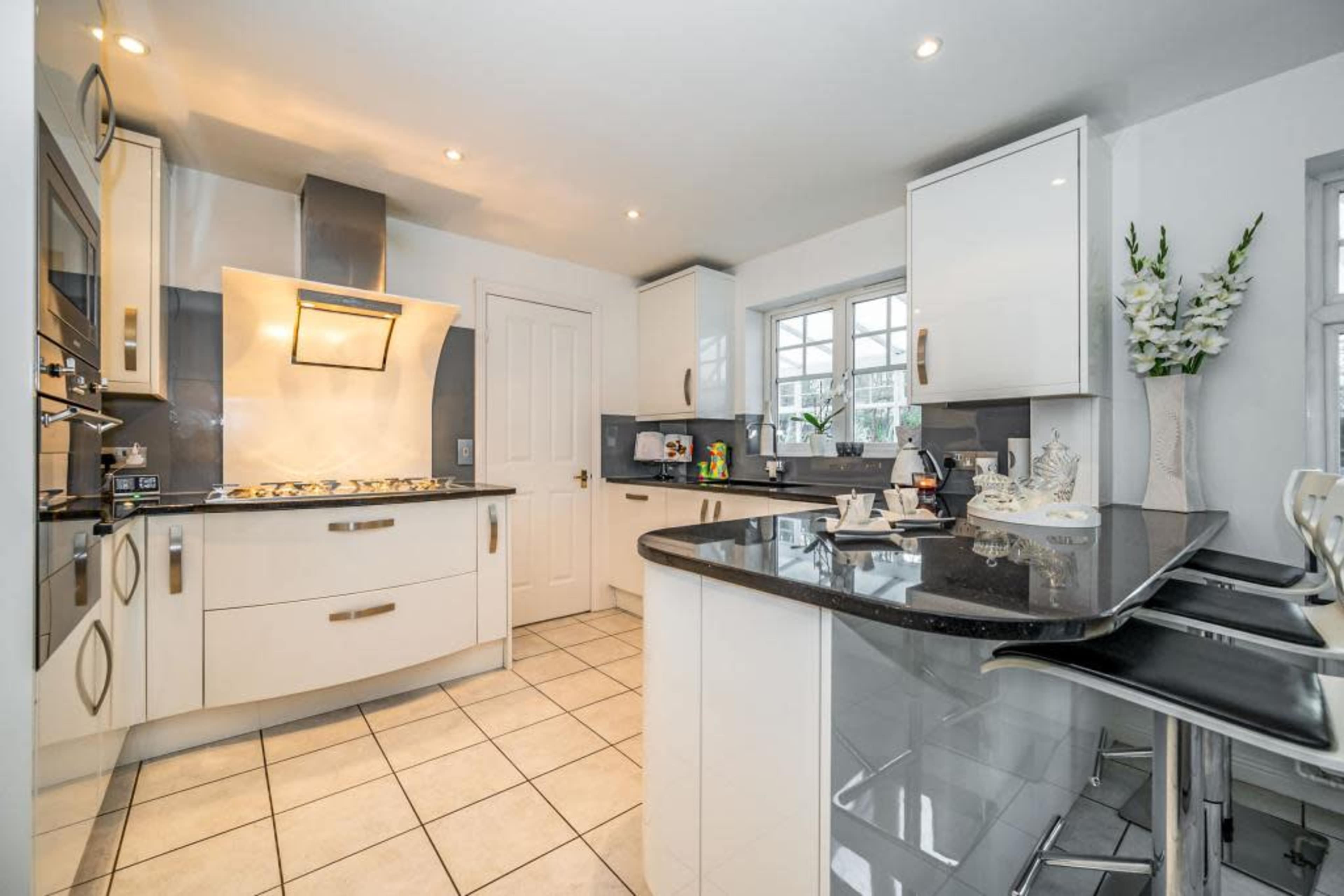 Nice Urban Home with Lush Green Views Image in Chessington, London