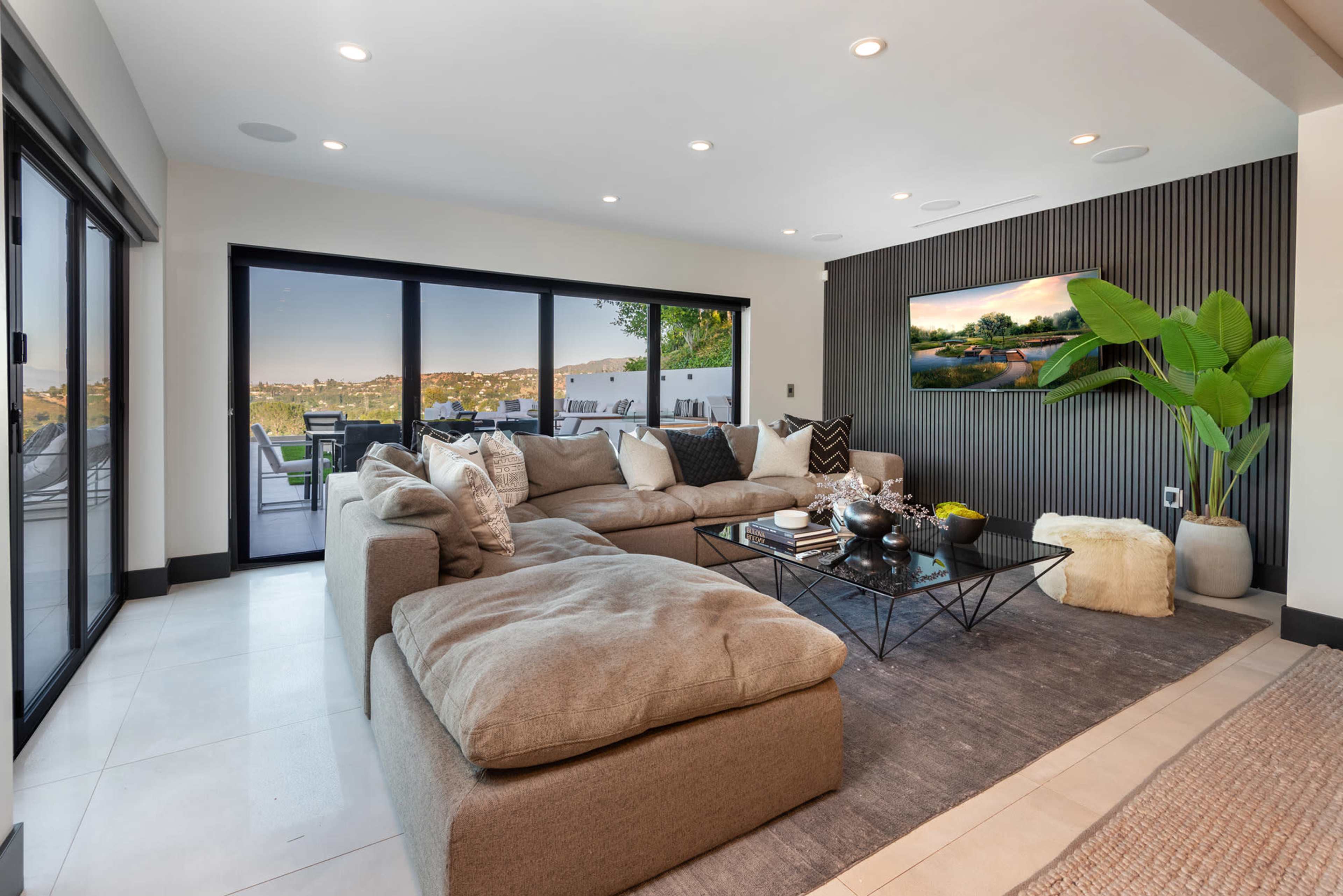 GAYLE VILLA MODERN W/INFINITY POOL CANYON VIEWS Image in Tarzana, Los Angeles, CA