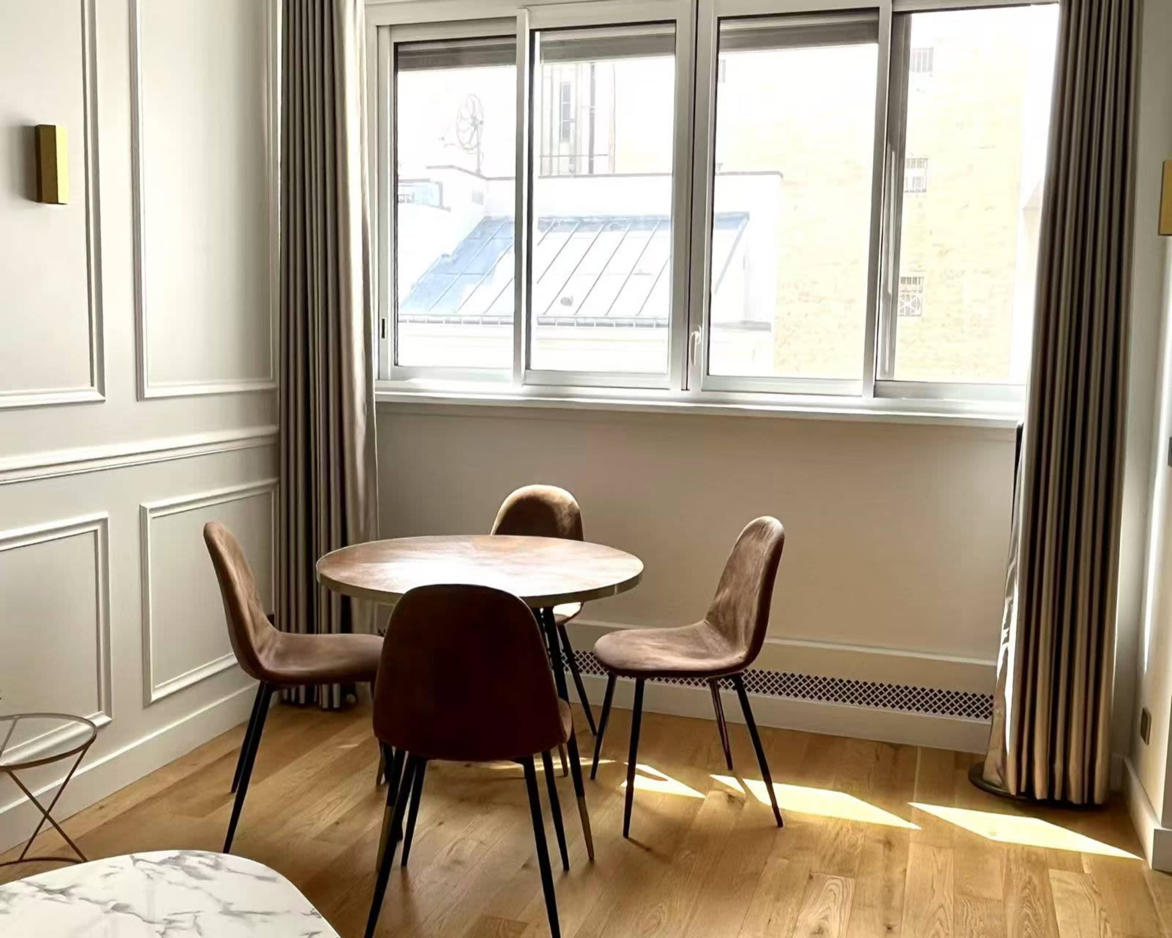 Studio en plein Triangle d'Or avec vue sur cour Image in Champs-Élysées, paris