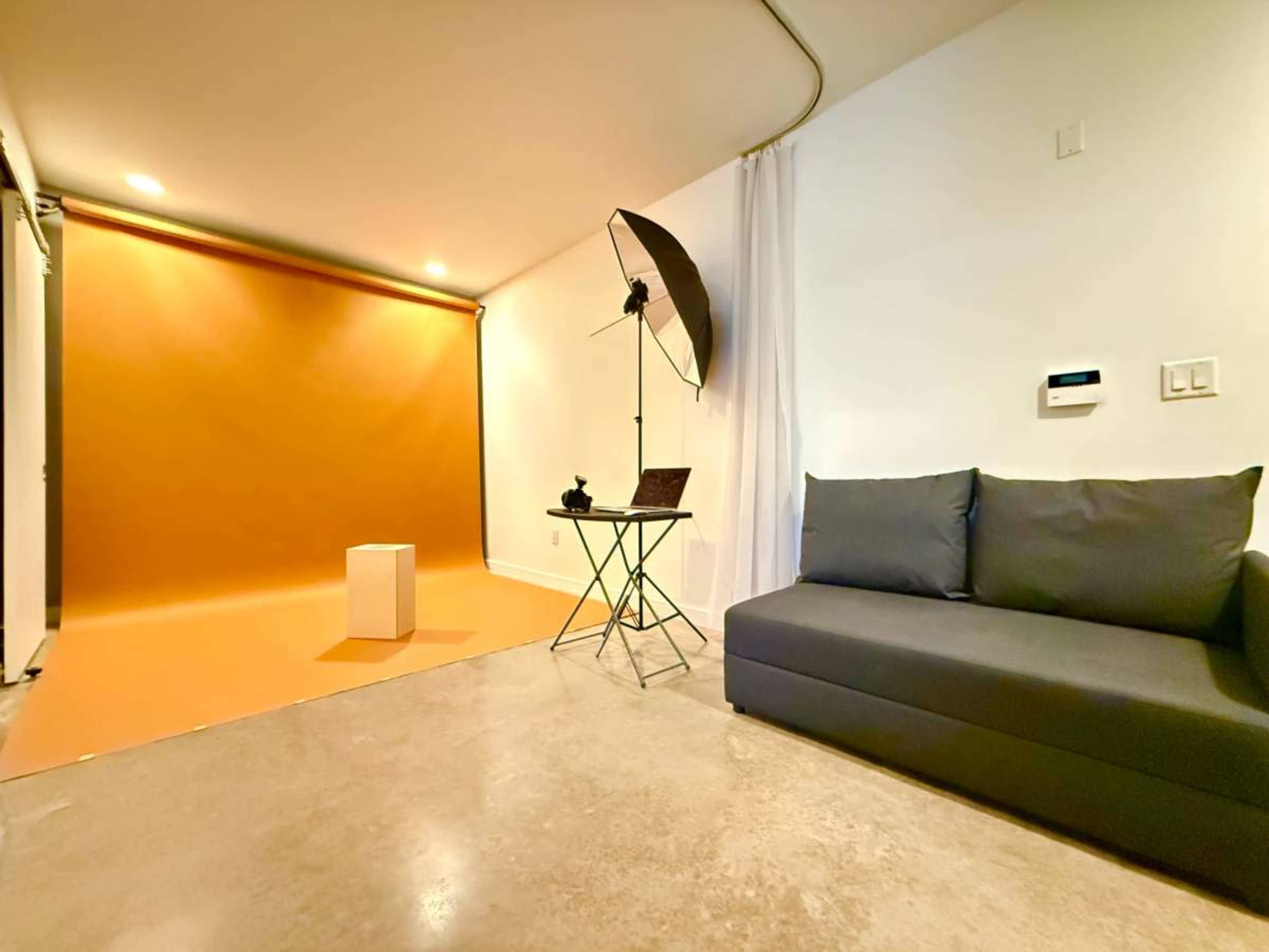 Minimalist Photo Studio w/ Bold Backdrops & Cozy Lounge – Perfect for Creatives Image in Dallas Downtown Historic District, Dallas, TX