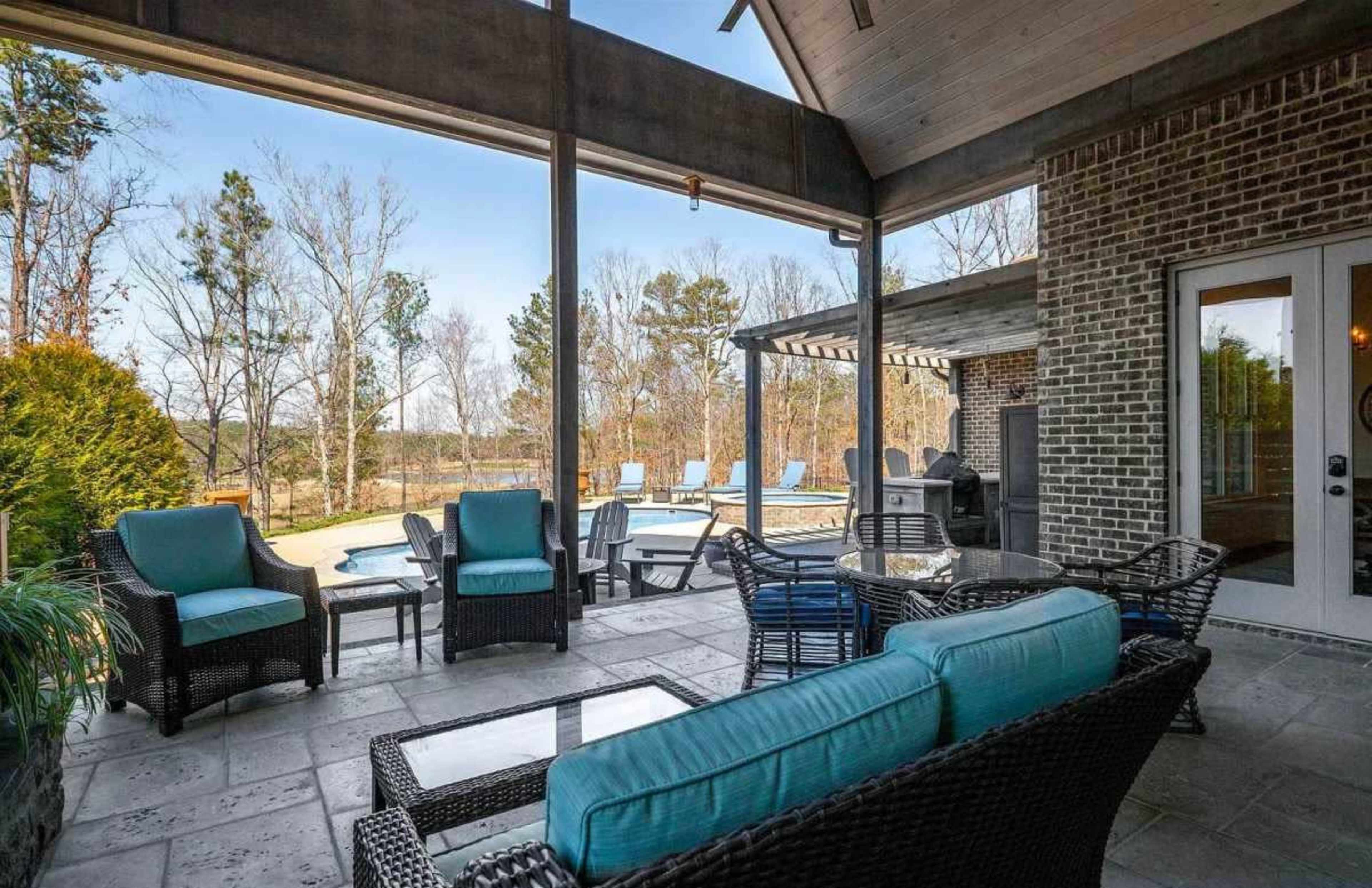 Luxury Golf-Course Estate with Resort Pool, Vaulted Ceilings & Outdoor Fireplace Image in Hoover, HOOVER, AL