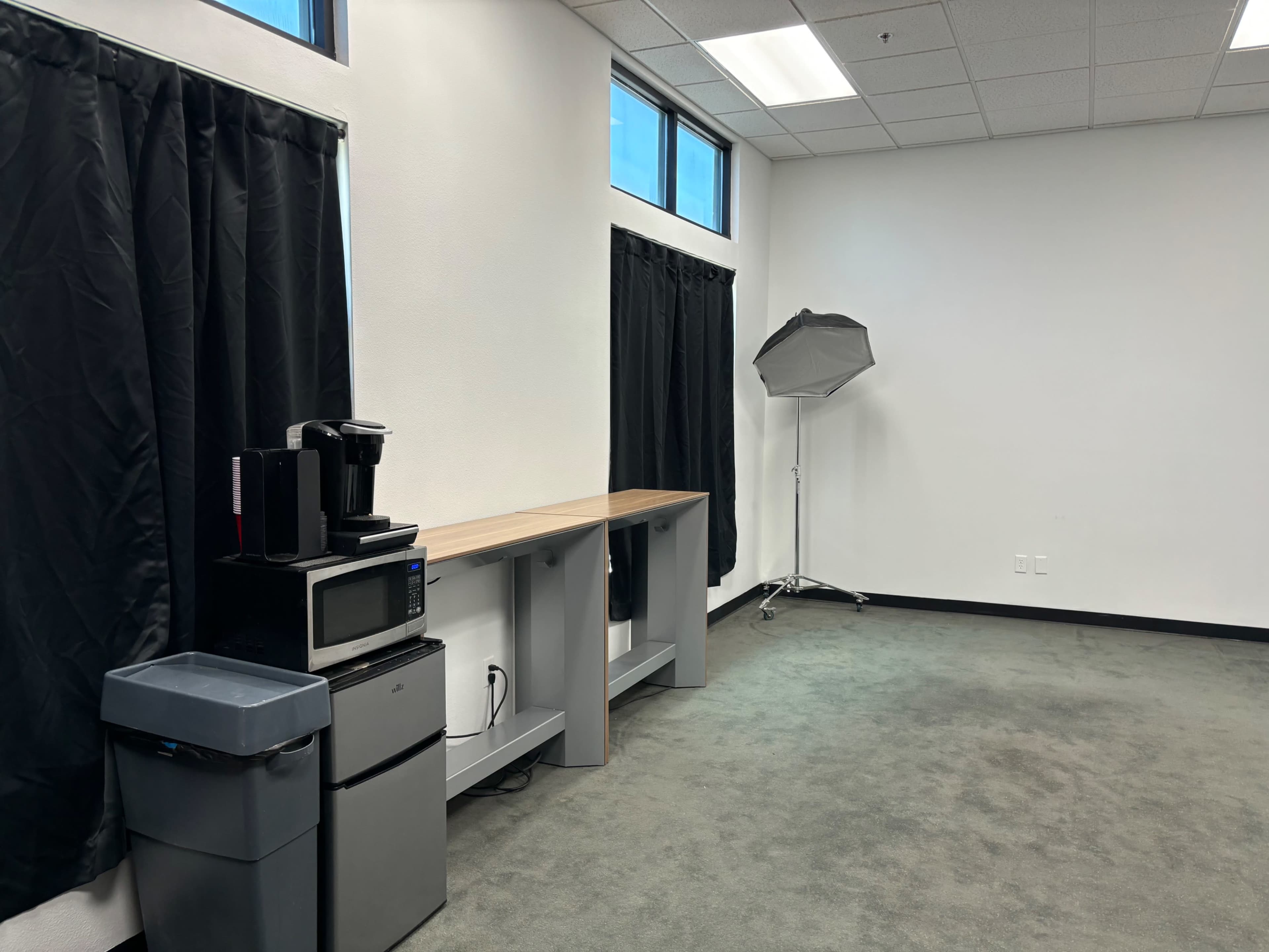Versatile Studio Space for Photography, Videography, Podcasts, Meetings, and Movie Nights Image in Downtown Lincoln, Lincoln, CA