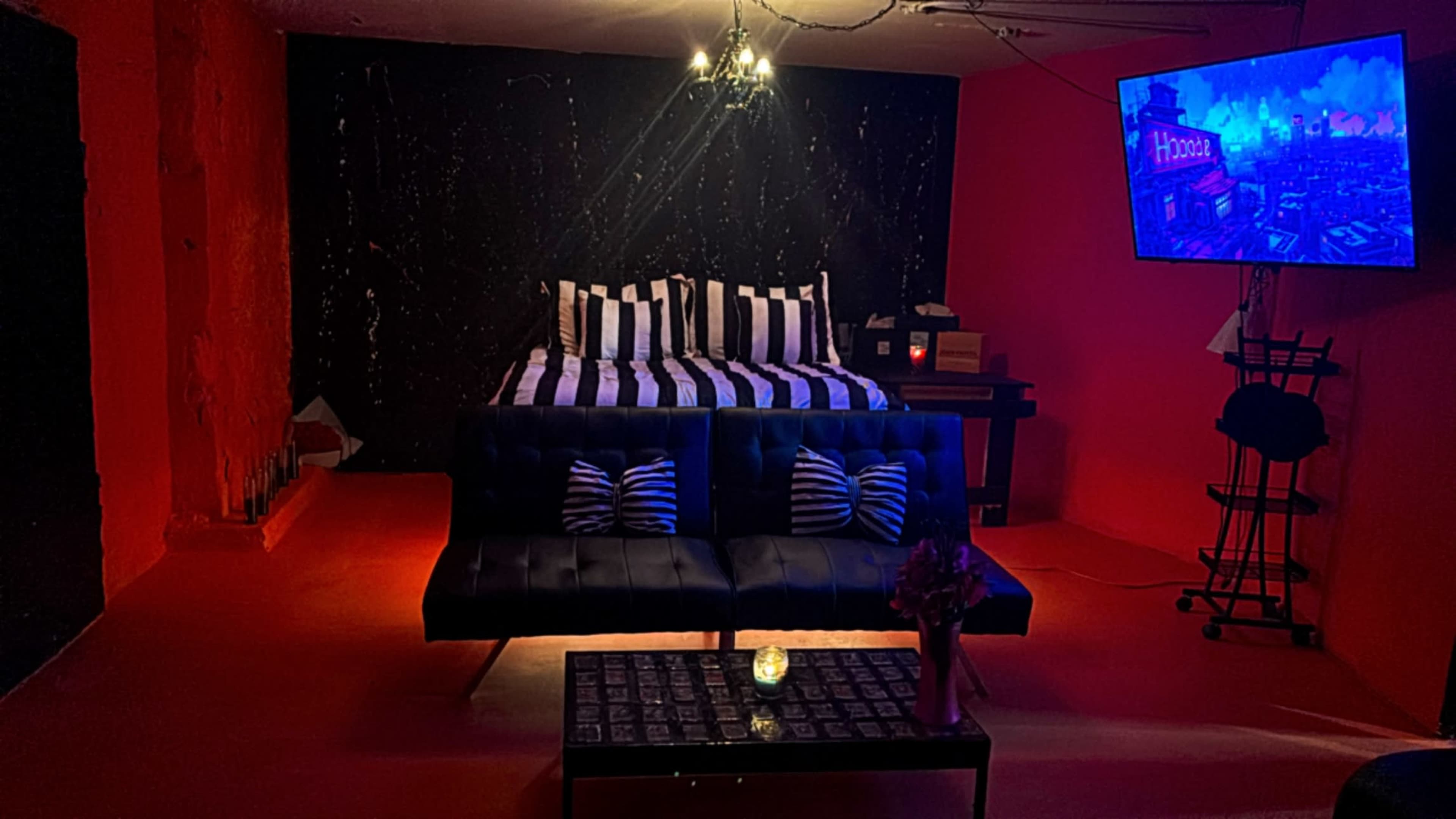 🩷Babe Cave 🩷 Enchanting Subterranean Creative Space Image in West Town, Chicago, IL