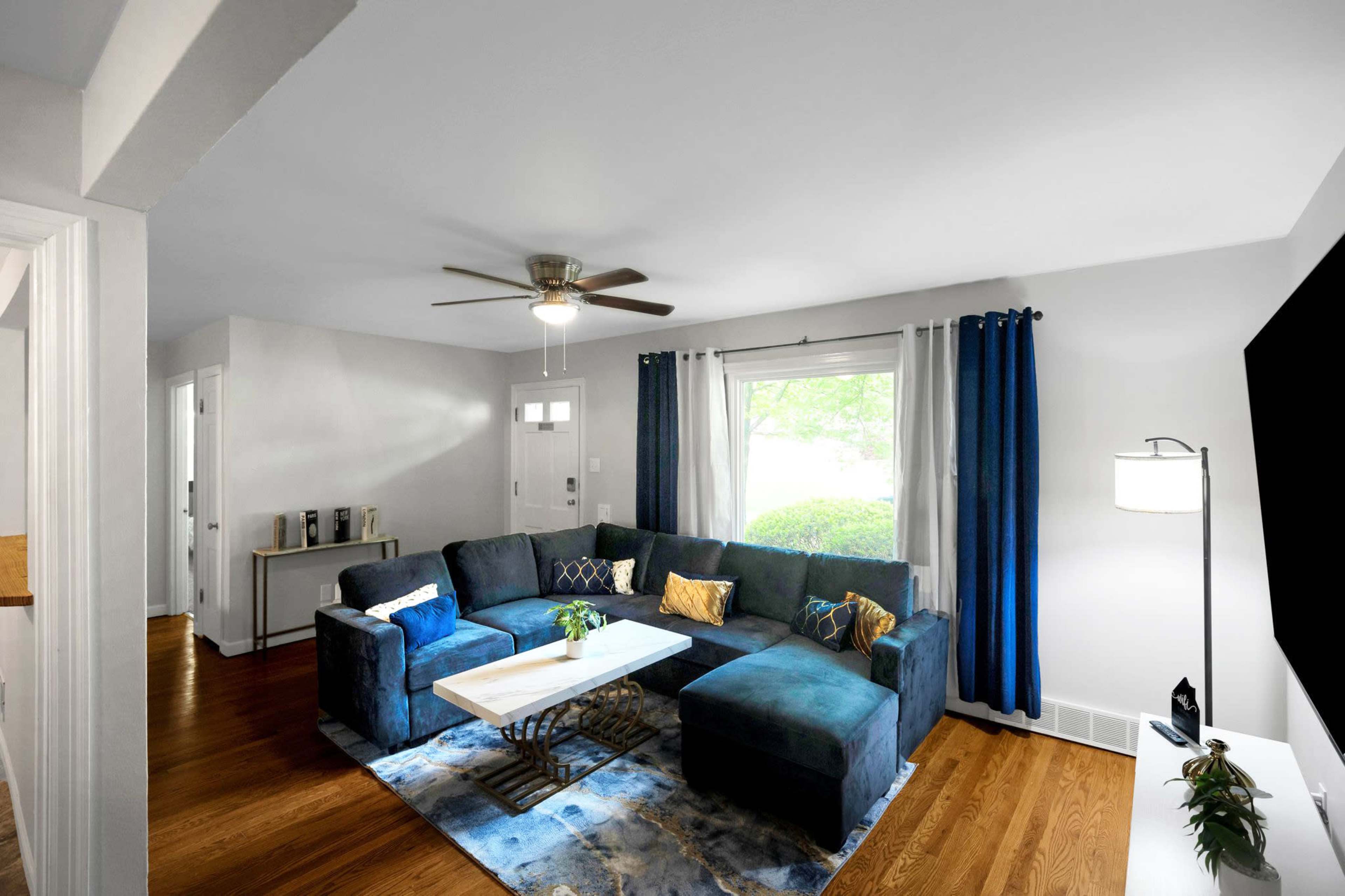 Elegant 6-Bedroom Luxury Home in a Peaceful Parkside Neighborhood – Ideal for Retreats, Shoots & Small Gatherings Image in Ferguson Township, Saint Louis, MO