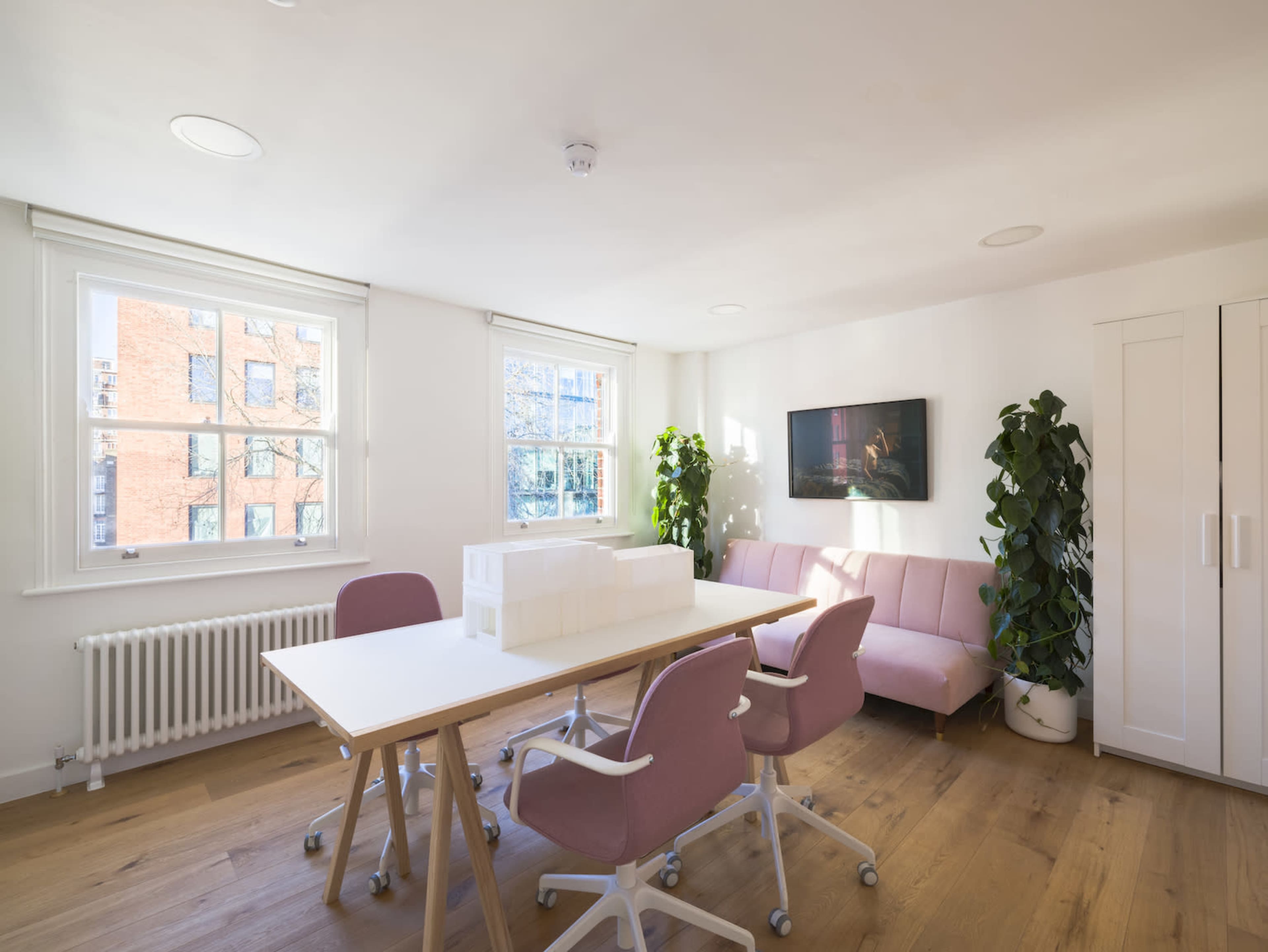 Large, Bright Gallery & Meeting Space Image in Holborn, London, ENG