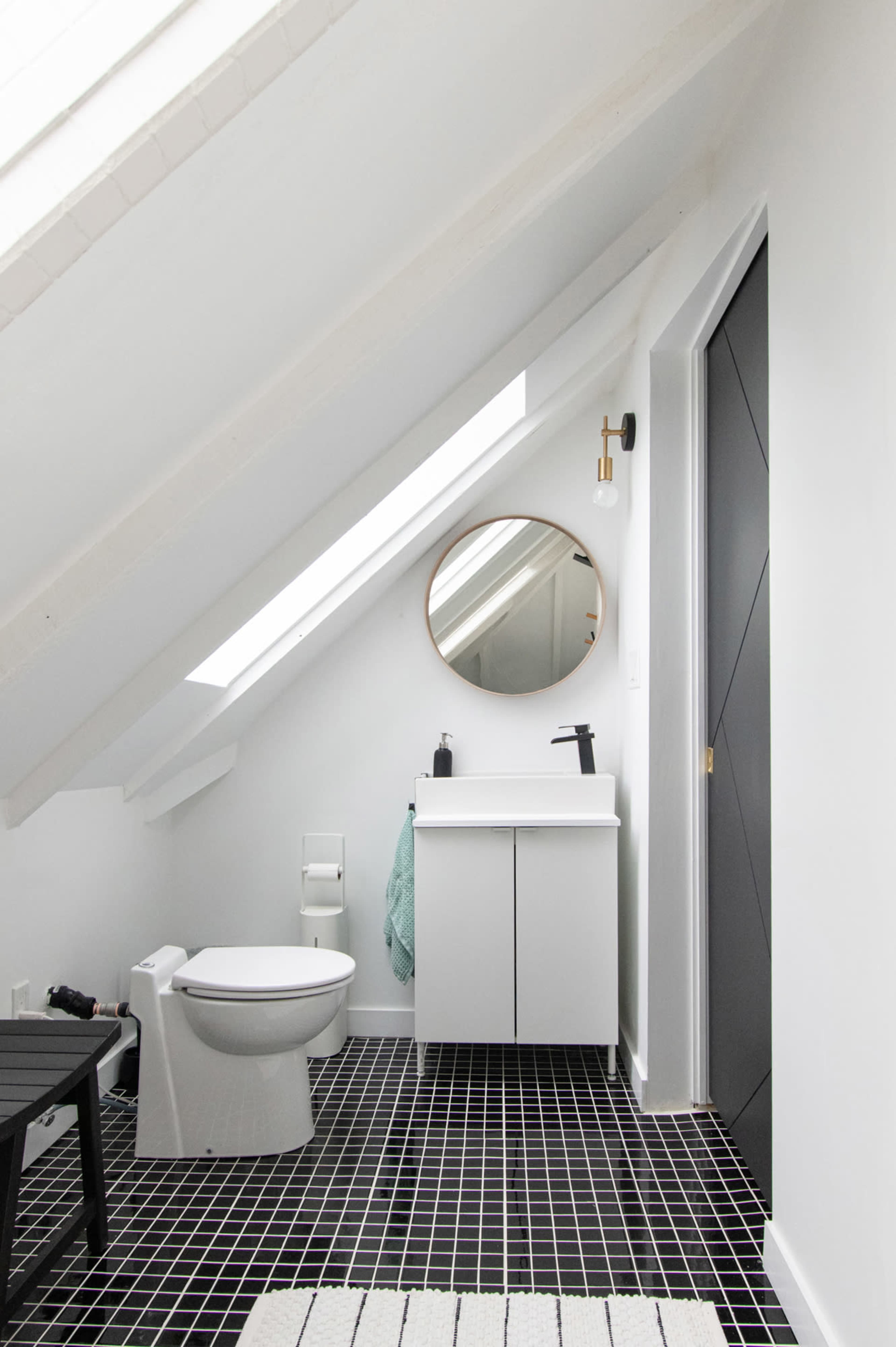Light and Bright | The Attic | 1 Bdrm Hideaway Image in Landsdale, Hamilton, ON