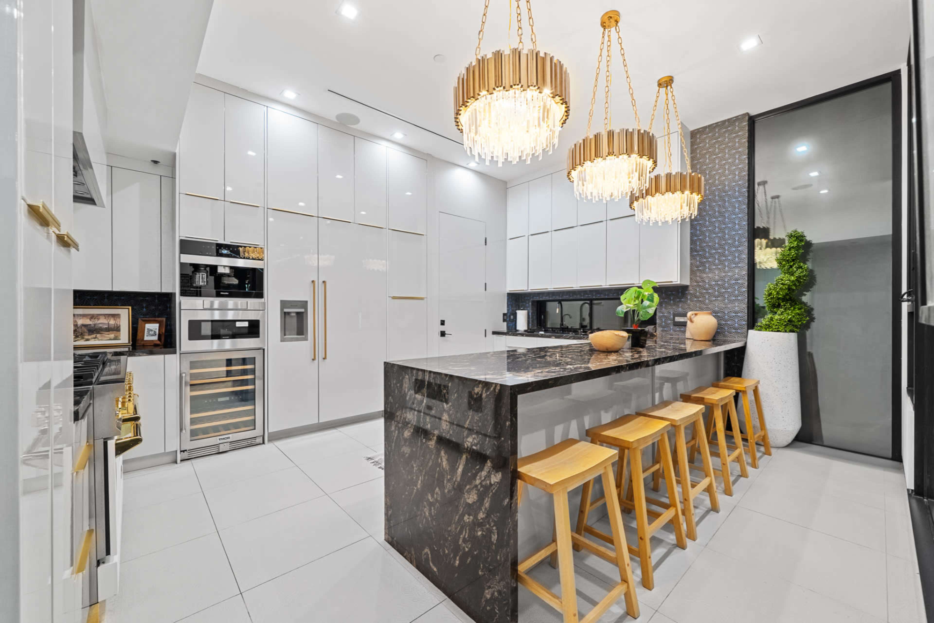 PALM-FRAMED VENICE MINIMALIST VILLA Image in Venice, Los Angeles, CA