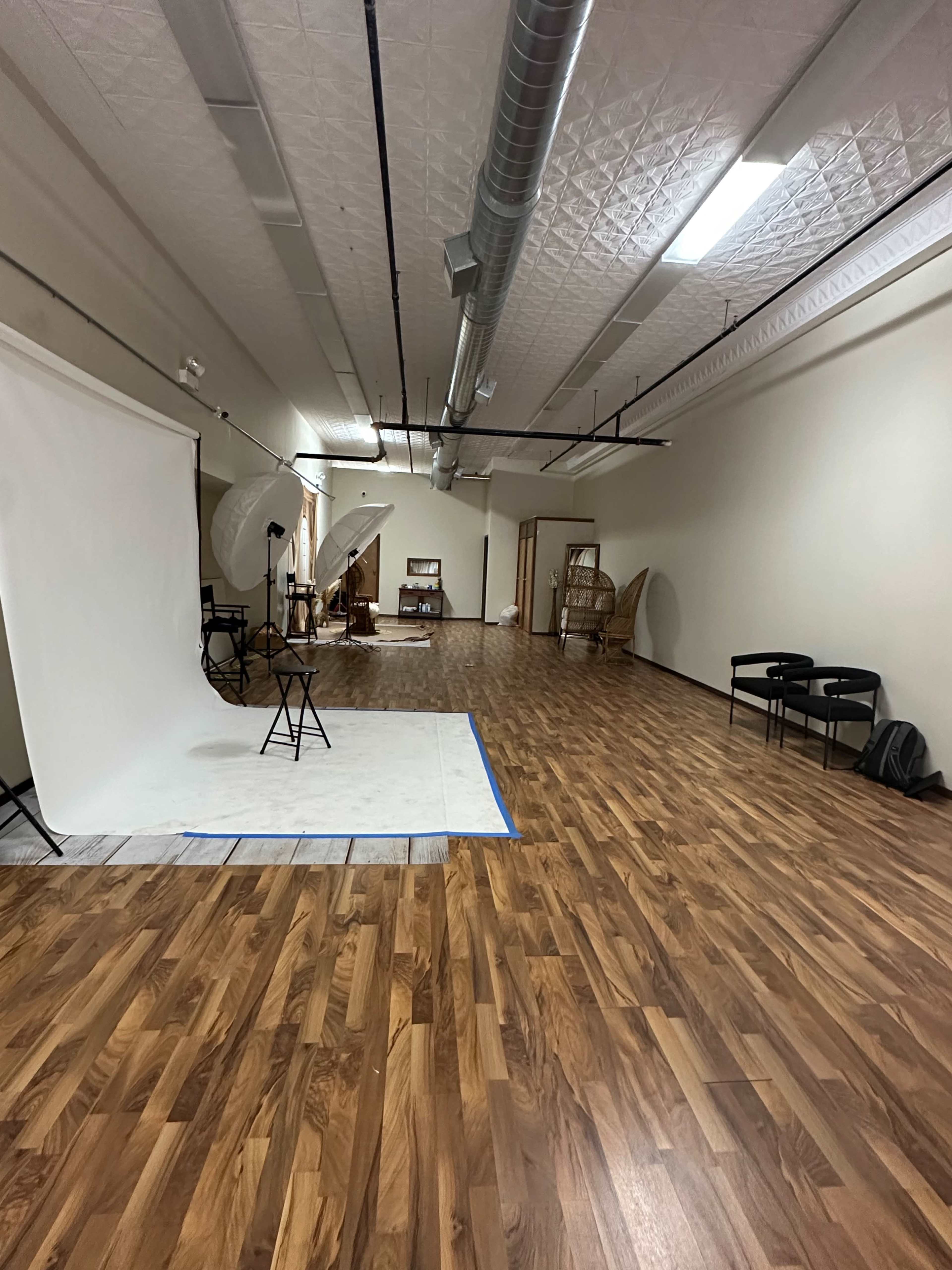 Cozy Downtown Aurora Studio for Photoshoots & Content Image in Aurora Township, Aurora, IL