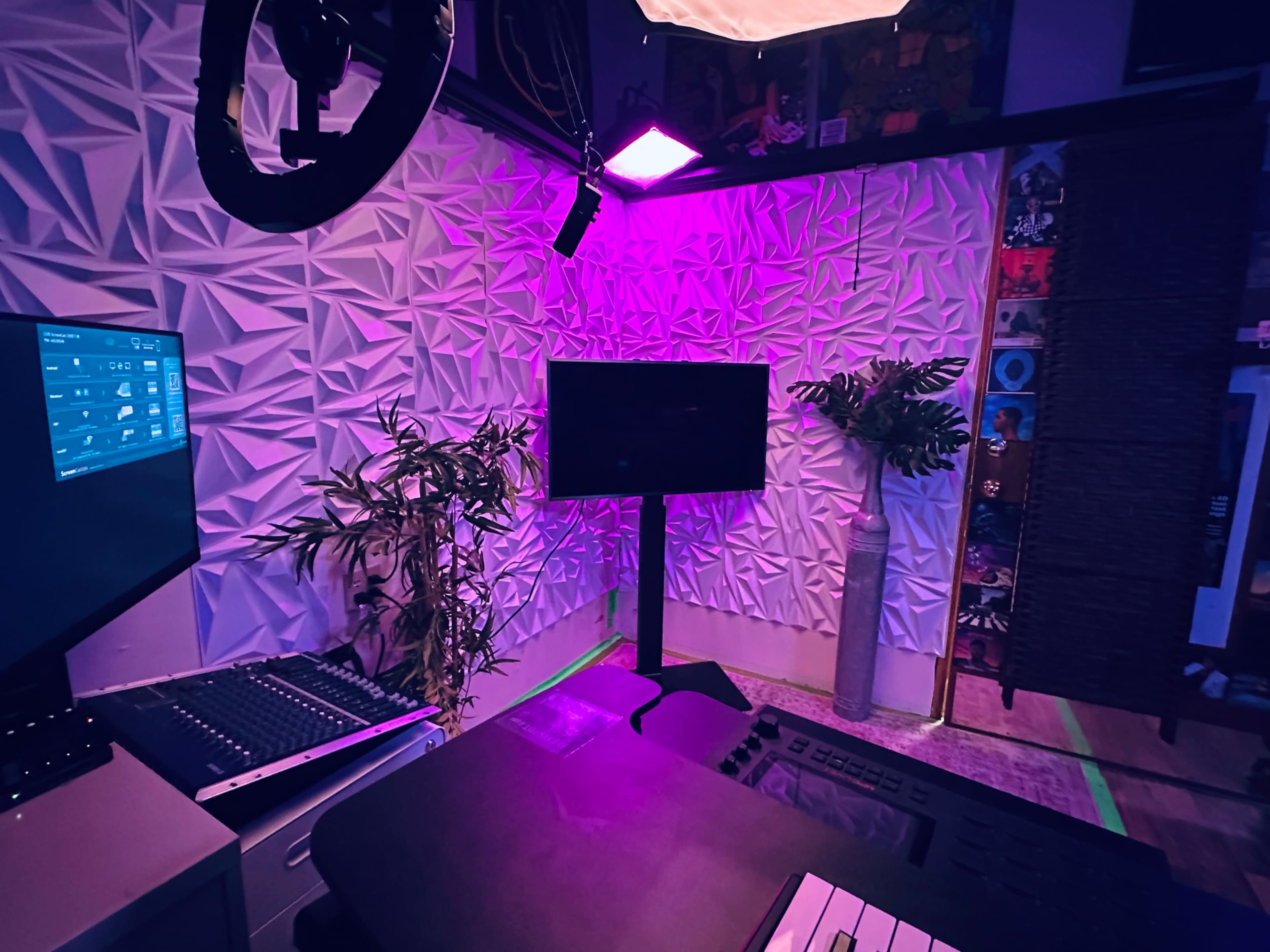 Creative Content Creator Studio Space (HD VIDEO INCLUDED W/ PODCAST SESSION) (Podcast, Photo, Video, Interview) MINUTES FROM UPTOWN Image in Seversville, Charlotte, NC