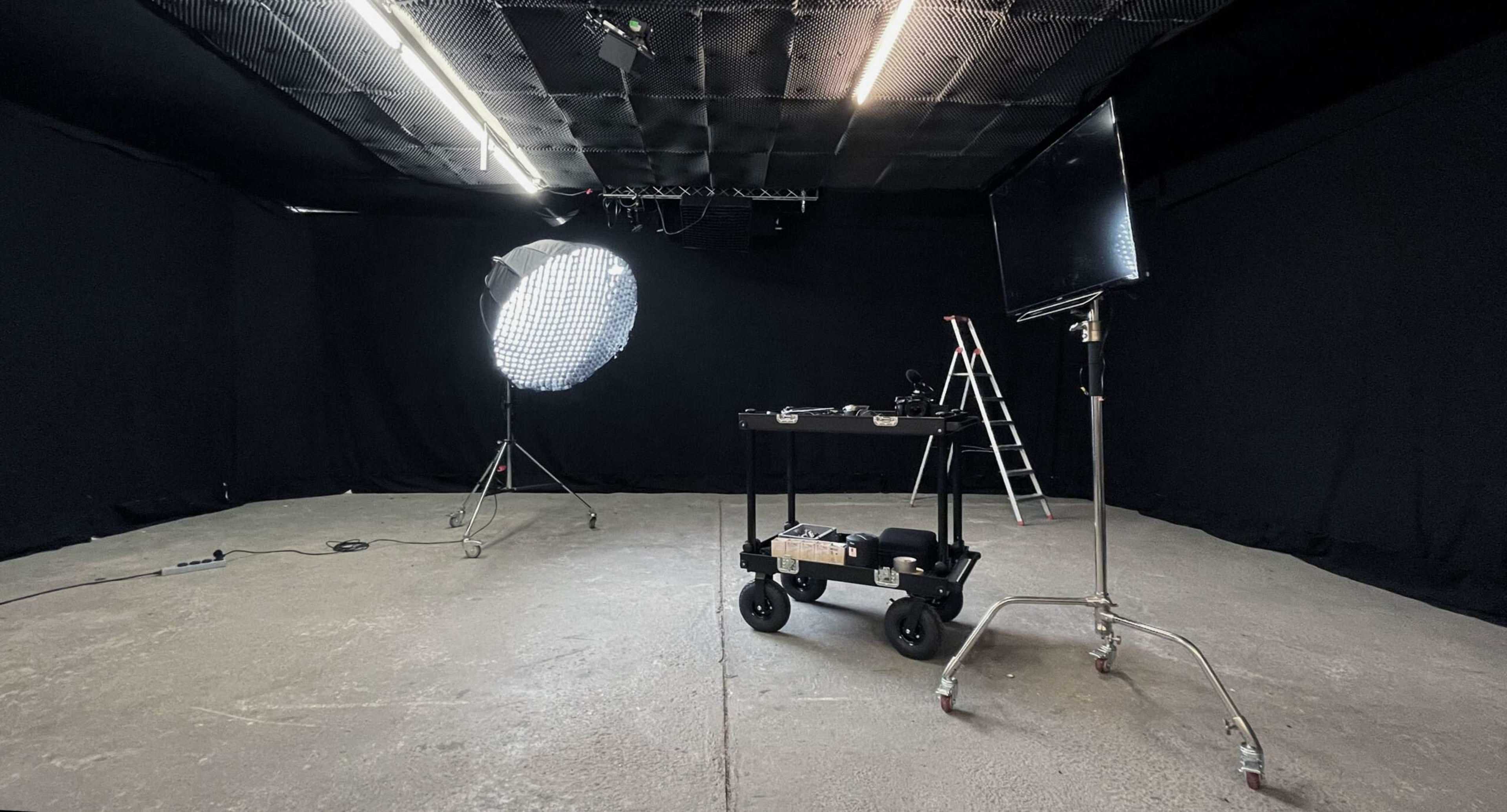 Lowbudget Mietstudio mit 9x6 Meter Blackbox, Licht- und Kameratechnik, Backstage-Charakter Image in , Euskirchen